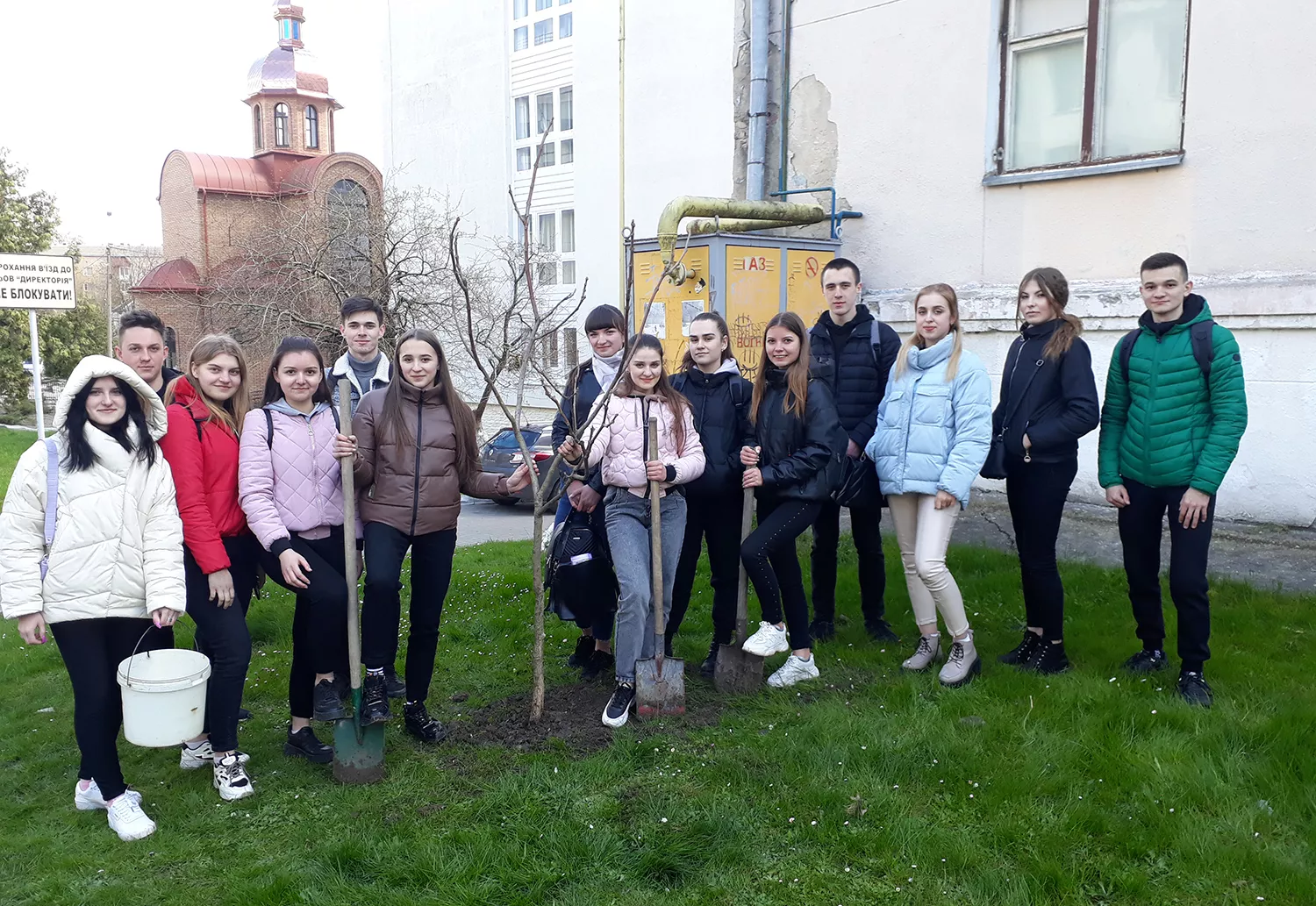 Студенти та викладачі факультету економіки та управління озеленили територію поблизу свого корпусу