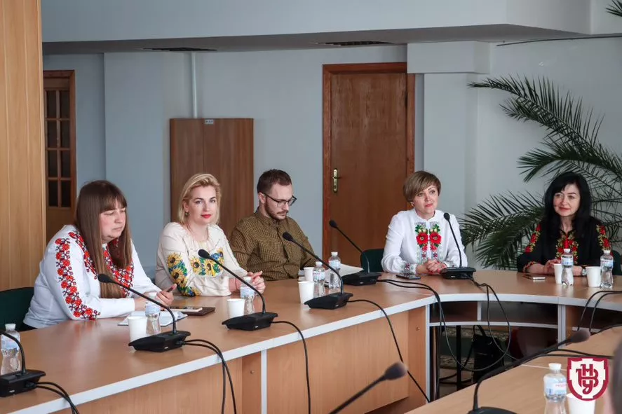 круглий стіл