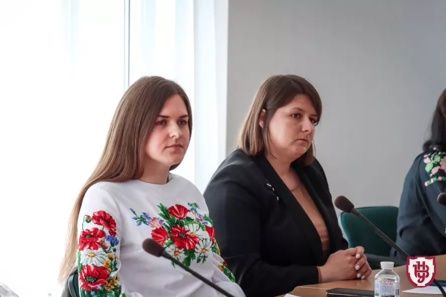 круглий стіл