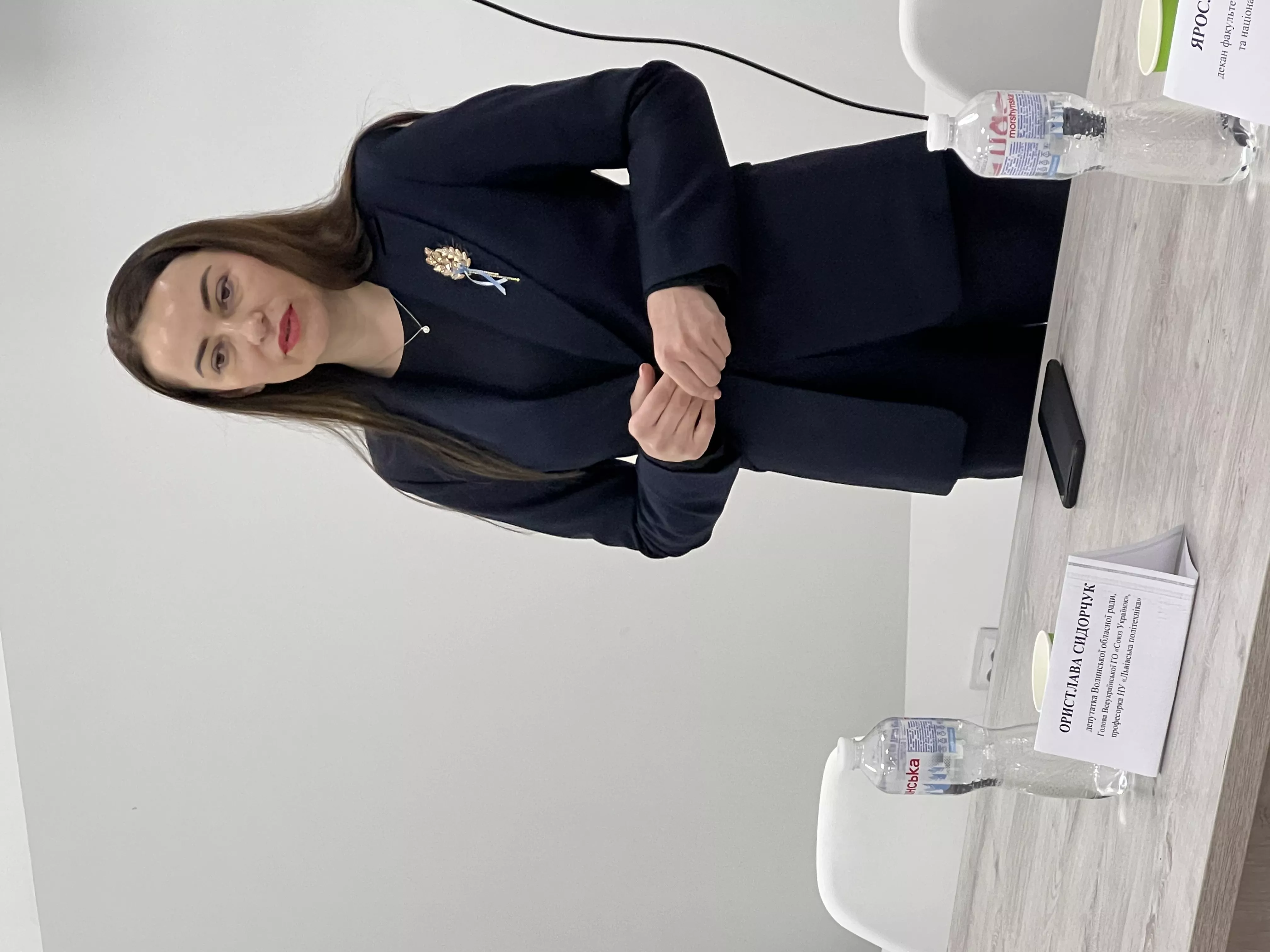 політологи