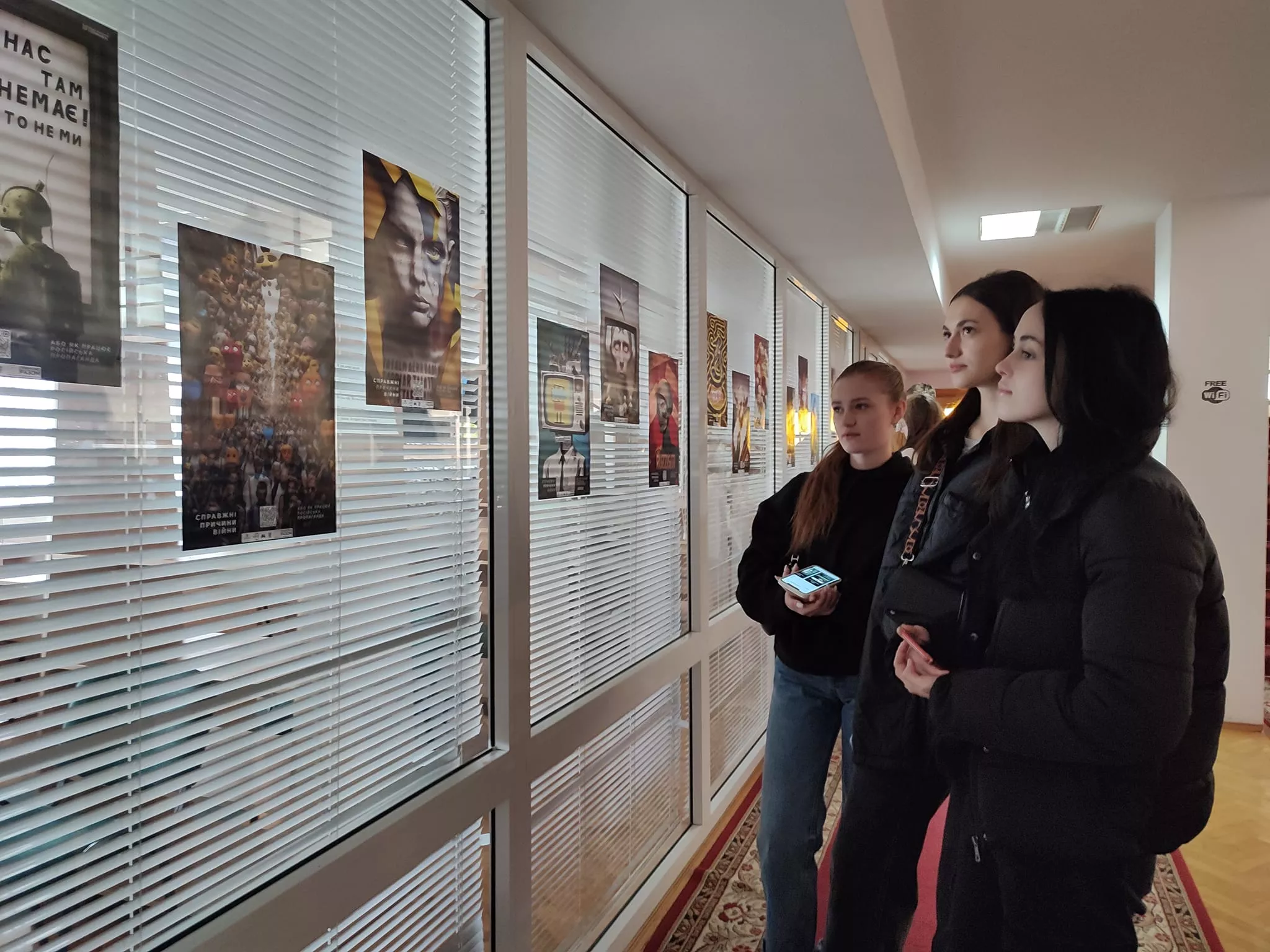 «Кожне слово, написане журналістами, має вплив на людей»: студенти відвідали XR-виставку