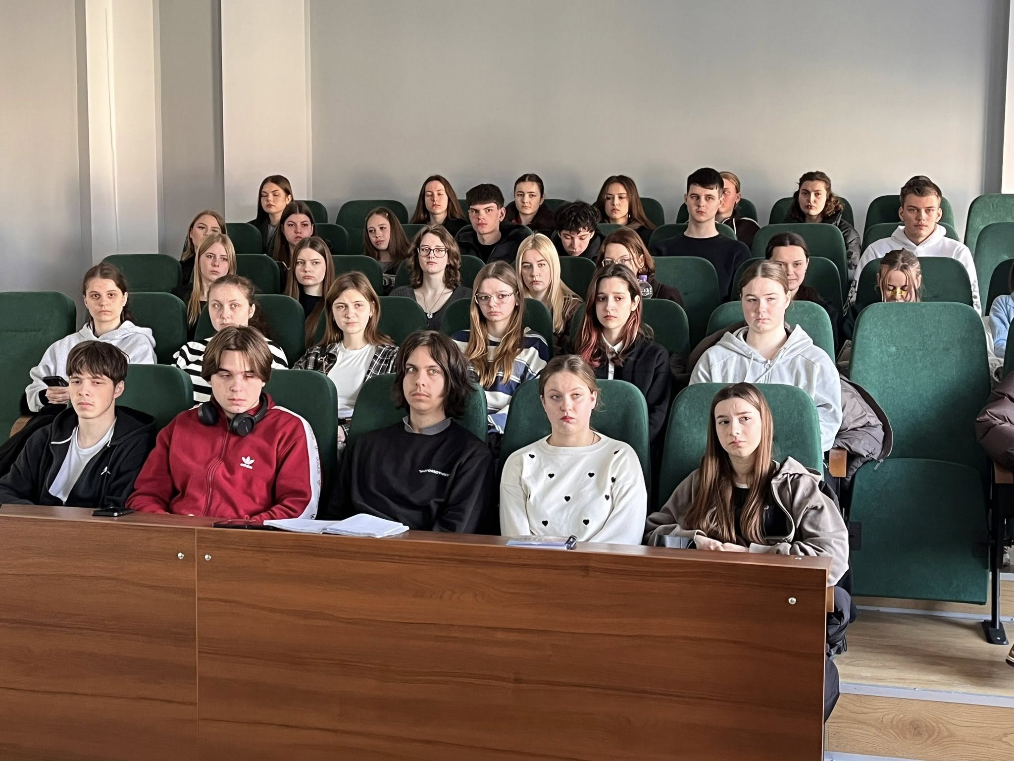 Студенти факультету міжнародних відносин відвідали цикл лекцій Наталії Карпінської щодо інструментів і технік медіації/медіаторів. Під час зустрічі розглядали реальні кейси медіаційних процесів, що дало змогу краще зрозуміти практичні аспекти врегулювання конфліктів. Окрему увагу приділяли нюансам комунікації, зокрема важливості демонструвати учасникам їхню значущість у переговорному процесі, а також прикладам запитань, які допомагають вибудовувати конструктивний діалог. Обговорювали альтернативи укладенню угод, зокрема різні формати та підходи до досягнення домовленостей. Усі ці аспекти розглянуто на прикладі сучасного російсько-українського конфлікту. Наталія Карпінська, докторка юридичних наук, професорка юридичного факультету ВНУ імені Лесі Українки, у вітчизняному науковому дискурсі – відома фахівчиня у сфері медіації й альтернативного врегулювання спорів, зокрема в контексті аналізу інструментів і технік професійної діяльності медіатора. У працях дослідниці медіація інтерпретується як структурований процес, що ґрунтується на принципах добровільності, нейтральності, конфіденційності й орієнтації на інтереси сторін. Особлива увага приділяється інструментальному забезпеченню медіаційної діяльності, серед якого ключове місце займають техніки активного слухання, перефразування, уточнення, рефреймінгу й управління емоційною напругою. Вказані інструменти розглядають як засоби трансформації комунікації від конфронтаційної до кооперативної моделі. Наукові та практичні підходи Наталії Карпінської відображають сучасну парадигму медіації як міждисциплінарної практики, що поєднує елементи правового регулювання, психології комунікації та переговорних стратегій і спрямована на досягнення стійких та взаємовигідних результатів у процесі врегулювання конфліктів. Цикл лекцій став корисним досвідом для студентів, оскільки поєднав теоретичні знання з практичними навичками, сприяв глибшому розумінню ролі медіації у сучасних міжнародних відносинах.  Факультет міжнародних відносин