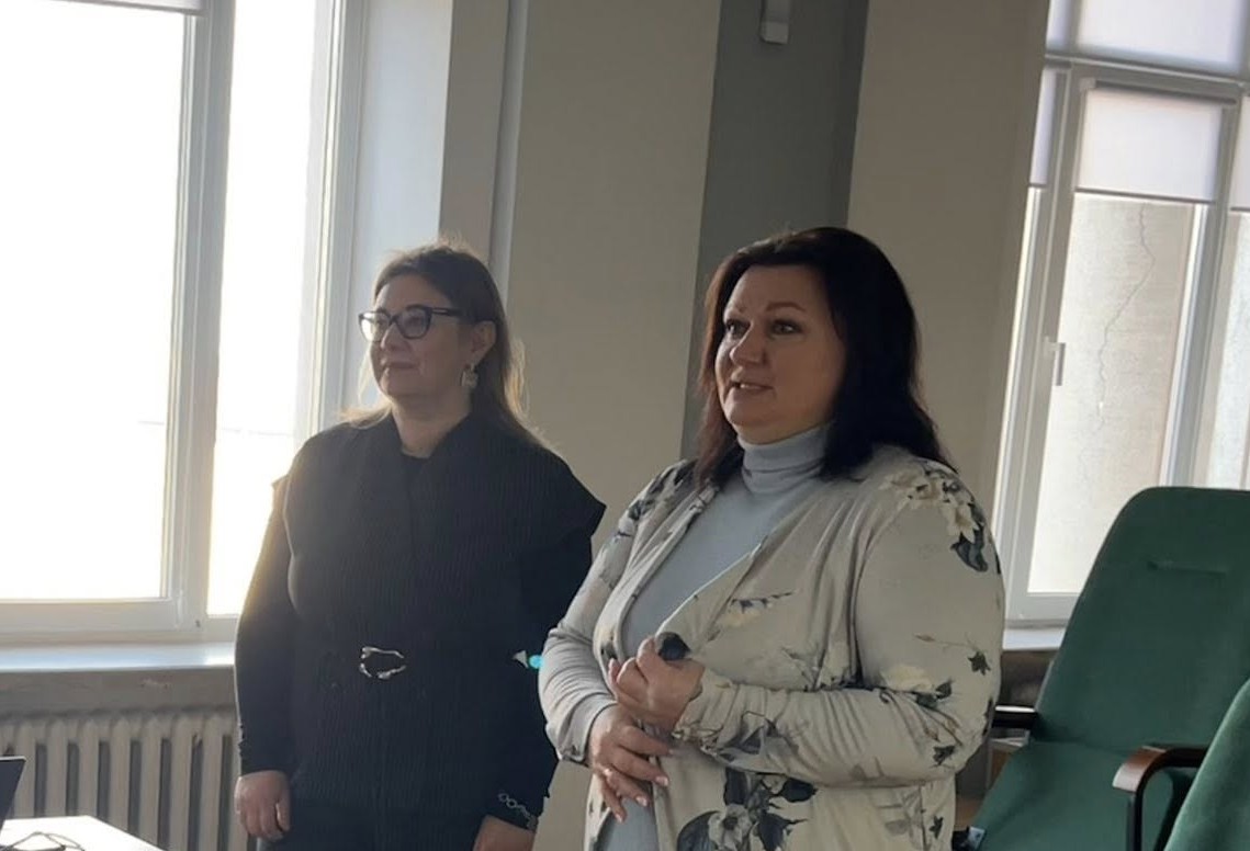 Студенти факультету міжнародних відносин відвідали цикл лекцій Наталії Карпінської щодо інструментів і технік медіації/медіаторів. Під час зустрічі розглядали реальні кейси медіаційних процесів, що дало змогу краще зрозуміти практичні аспекти врегулювання конфліктів. Окрему увагу приділяли нюансам комунікації, зокрема важливості демонструвати учасникам їхню значущість у переговорному процесі, а також прикладам запитань, які допомагають вибудовувати конструктивний діалог. Обговорювали альтернативи укладенню угод, зокрема різні формати та підходи до досягнення домовленостей. Усі ці аспекти розглянуто на прикладі сучасного російсько-українського конфлікту. Наталія Карпінська, докторка юридичних наук, професорка юридичного факультету ВНУ імені Лесі Українки, у вітчизняному науковому дискурсі – відома фахівчиня у сфері медіації й альтернативного врегулювання спорів, зокрема в контексті аналізу інструментів і технік професійної діяльності медіатора. У працях дослідниці медіація інтерпретується як структурований процес, що ґрунтується на принципах добровільності, нейтральності, конфіденційності й орієнтації на інтереси сторін. Особлива увага приділяється інструментальному забезпеченню медіаційної діяльності, серед якого ключове місце займають техніки активного слухання, перефразування, уточнення, рефреймінгу й управління емоційною напругою. Вказані інструменти розглядають як засоби трансформації комунікації від конфронтаційної до кооперативної моделі. Наукові та практичні підходи Наталії Карпінської відображають сучасну парадигму медіації як міждисциплінарної практики, що поєднує елементи правового регулювання, психології комунікації та переговорних стратегій і спрямована на досягнення стійких та взаємовигідних результатів у процесі врегулювання конфліктів. Цикл лекцій став корисним досвідом для студентів, оскільки поєднав теоретичні знання з практичними навичками, сприяв глибшому розумінню ролі медіації у сучасних міжнародних відносинах.  Факультет міжнародних відносин