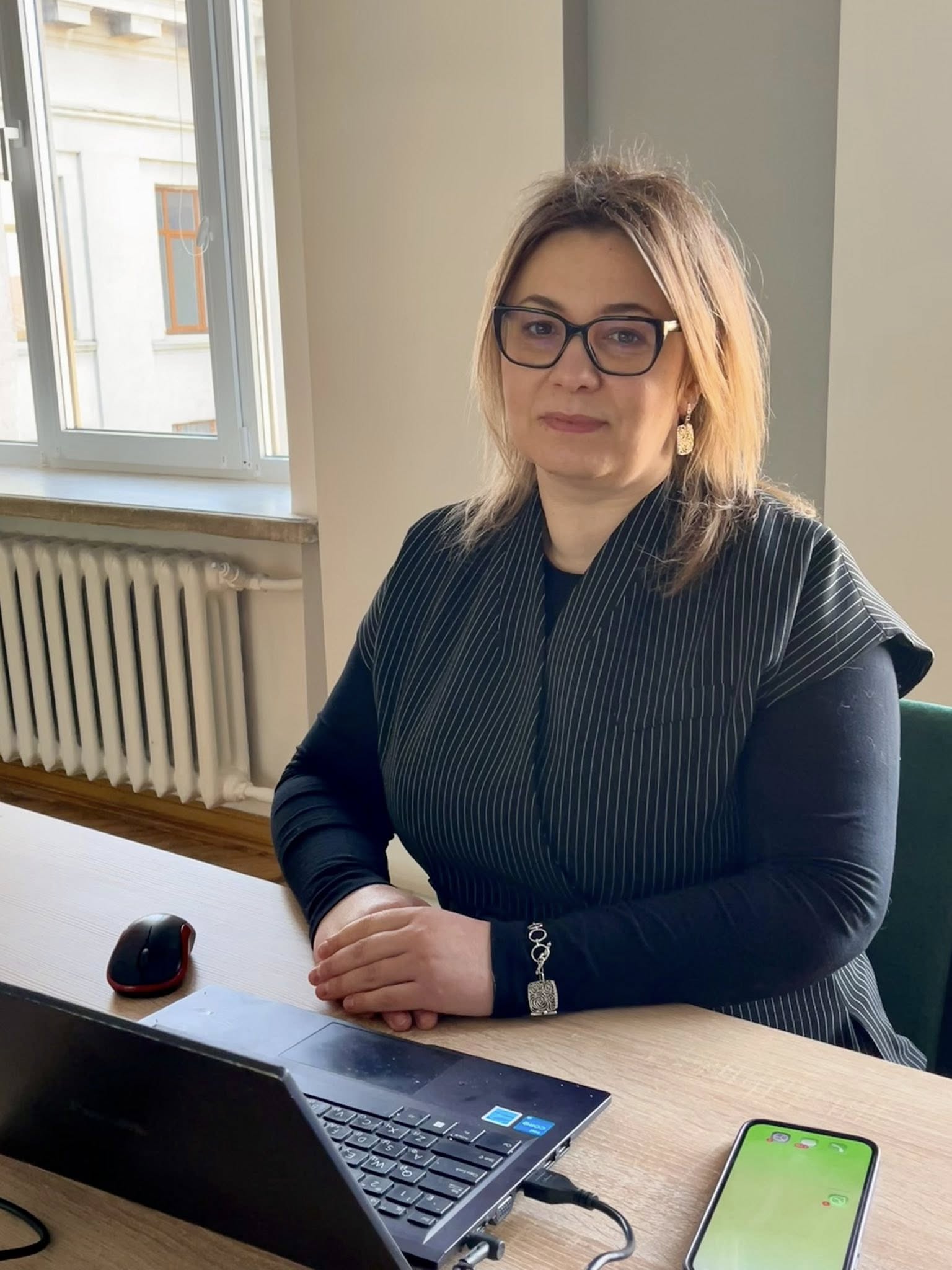 Студенти факультету міжнародних відносин відвідали цикл лекцій Наталії Карпінської щодо інструментів і технік медіації/медіаторів. Під час зустрічі розглядали реальні кейси медіаційних процесів, що дало змогу краще зрозуміти практичні аспекти врегулювання конфліктів. Окрему увагу приділяли нюансам комунікації, зокрема важливості демонструвати учасникам їхню значущість у переговорному процесі, а також прикладам запитань, які допомагають вибудовувати конструктивний діалог. Обговорювали альтернативи укладенню угод, зокрема різні формати та підходи до досягнення домовленостей. Усі ці аспекти розглянуто на прикладі сучасного російсько-українського конфлікту. Наталія Карпінська, докторка юридичних наук, професорка юридичного факультету ВНУ імені Лесі Українки, у вітчизняному науковому дискурсі – відома фахівчиня у сфері медіації й альтернативного врегулювання спорів, зокрема в контексті аналізу інструментів і технік професійної діяльності медіатора. У працях дослідниці медіація інтерпретується як структурований процес, що ґрунтується на принципах добровільності, нейтральності, конфіденційності й орієнтації на інтереси сторін. Особлива увага приділяється інструментальному забезпеченню медіаційної діяльності, серед якого ключове місце займають техніки активного слухання, перефразування, уточнення, рефреймінгу й управління емоційною напругою. Вказані інструменти розглядають як засоби трансформації комунікації від конфронтаційної до кооперативної моделі. Наукові та практичні підходи Наталії Карпінської відображають сучасну парадигму медіації як міждисциплінарної практики, що поєднує елементи правового регулювання, психології комунікації та переговорних стратегій і спрямована на досягнення стійких та взаємовигідних результатів у процесі врегулювання конфліктів. Цикл лекцій став корисним досвідом для студентів, оскільки поєднав теоретичні знання з практичними навичками, сприяв глибшому розумінню ролі медіації у сучасних міжнародних відносинах.  Факультет міжнародних відносин