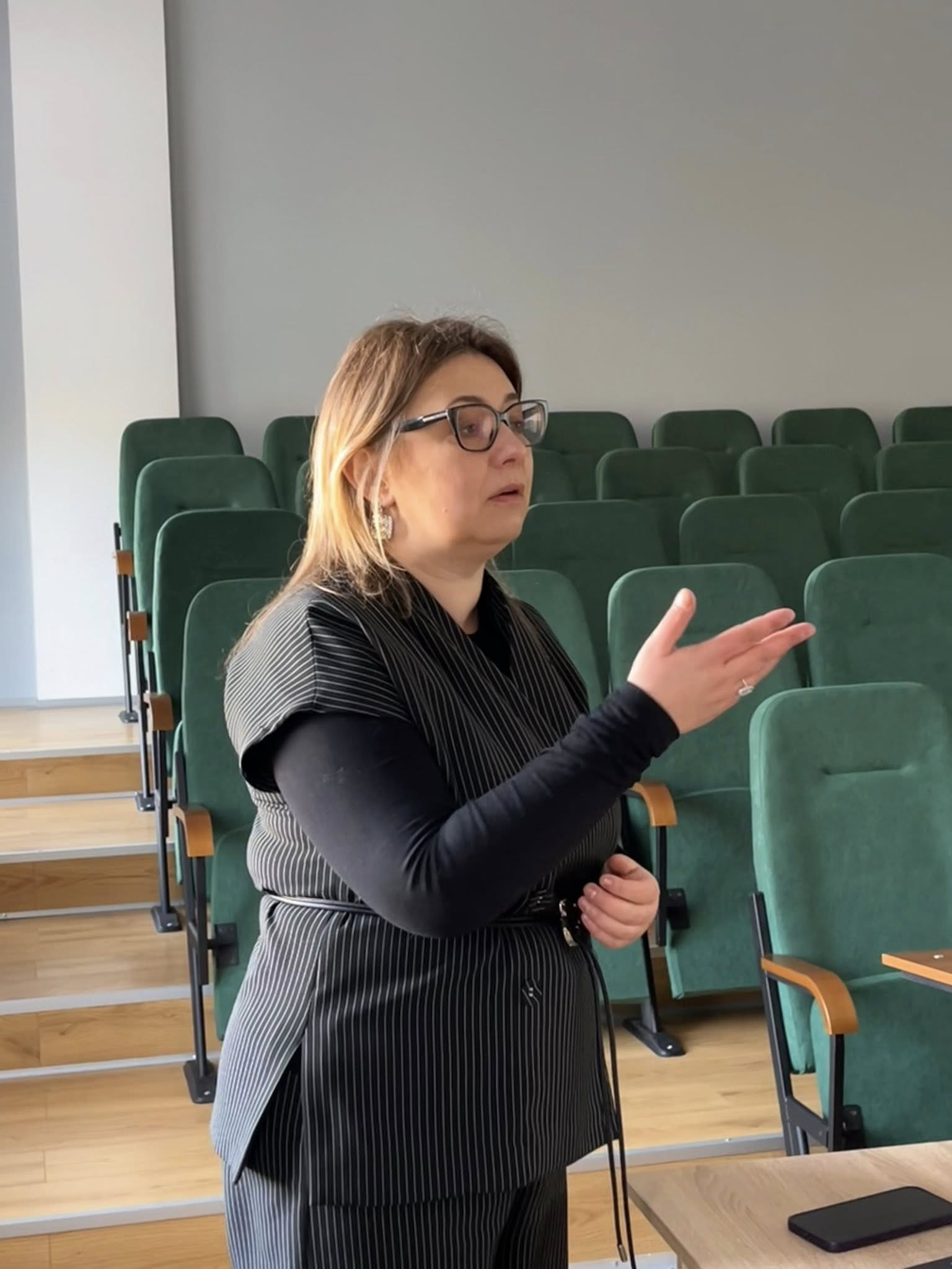 Студенти факультету міжнародних відносин відвідали цикл лекцій Наталії Карпінської щодо інструментів і технік медіації/медіаторів. Під час зустрічі розглядали реальні кейси медіаційних процесів, що дало змогу краще зрозуміти практичні аспекти врегулювання конфліктів. Окрему увагу приділяли нюансам комунікації, зокрема важливості демонструвати учасникам їхню значущість у переговорному процесі, а також прикладам запитань, які допомагають вибудовувати конструктивний діалог. Обговорювали альтернативи укладенню угод, зокрема різні формати та підходи до досягнення домовленостей. Усі ці аспекти розглянуто на прикладі сучасного російсько-українського конфлікту. Наталія Карпінська, докторка юридичних наук, професорка юридичного факультету ВНУ імені Лесі Українки, у вітчизняному науковому дискурсі – відома фахівчиня у сфері медіації й альтернативного врегулювання спорів, зокрема в контексті аналізу інструментів і технік професійної діяльності медіатора. У працях дослідниці медіація інтерпретується як структурований процес, що ґрунтується на принципах добровільності, нейтральності, конфіденційності й орієнтації на інтереси сторін. Особлива увага приділяється інструментальному забезпеченню медіаційної діяльності, серед якого ключове місце займають техніки активного слухання, перефразування, уточнення, рефреймінгу й управління емоційною напругою. Вказані інструменти розглядають як засоби трансформації комунікації від конфронтаційної до кооперативної моделі. Наукові та практичні підходи Наталії Карпінської відображають сучасну парадигму медіації як міждисциплінарної практики, що поєднує елементи правового регулювання, психології комунікації та переговорних стратегій і спрямована на досягнення стійких та взаємовигідних результатів у процесі врегулювання конфліктів. Цикл лекцій став корисним досвідом для студентів, оскільки поєднав теоретичні знання з практичними навичками, сприяв глибшому розумінню ролі медіації у сучасних міжнародних відносинах.  Факультет міжнародних відносин