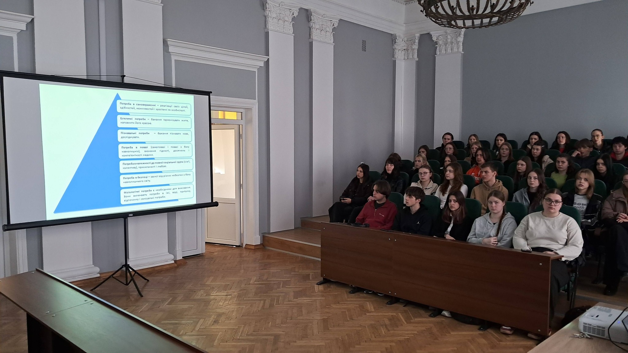 Студенти факультету міжнародних відносин відвідали цикл лекцій Наталії Карпінської щодо інструментів і технік медіації/медіаторів. Під час зустрічі розглядали реальні кейси медіаційних процесів, що дало змогу краще зрозуміти практичні аспекти врегулювання конфліктів. Окрему увагу приділяли нюансам комунікації, зокрема важливості демонструвати учасникам їхню значущість у переговорному процесі, а також прикладам запитань, які допомагають вибудовувати конструктивний діалог. Обговорювали альтернативи укладенню угод, зокрема різні формати та підходи до досягнення домовленостей. Усі ці аспекти розглянуто на прикладі сучасного російсько-українського конфлікту. Наталія Карпінська, докторка юридичних наук, професорка юридичного факультету ВНУ імені Лесі Українки, у вітчизняному науковому дискурсі – відома фахівчиня у сфері медіації й альтернативного врегулювання спорів, зокрема в контексті аналізу інструментів і технік професійної діяльності медіатора. У працях дослідниці медіація інтерпретується як структурований процес, що ґрунтується на принципах добровільності, нейтральності, конфіденційності й орієнтації на інтереси сторін. Особлива увага приділяється інструментальному забезпеченню медіаційної діяльності, серед якого ключове місце займають техніки активного слухання, перефразування, уточнення, рефреймінгу й управління емоційною напругою. Вказані інструменти розглядають як засоби трансформації комунікації від конфронтаційної до кооперативної моделі. Наукові та практичні підходи Наталії Карпінської відображають сучасну парадигму медіації як міждисциплінарної практики, що поєднує елементи правового регулювання, психології комунікації та переговорних стратегій і спрямована на досягнення стійких та взаємовигідних результатів у процесі врегулювання конфліктів. Цикл лекцій став корисним досвідом для студентів, оскільки поєднав теоретичні знання з практичними навичками, сприяв глибшому розумінню ролі медіації у сучасних міжнародних відносинах.  Факультет міжнародних відносин