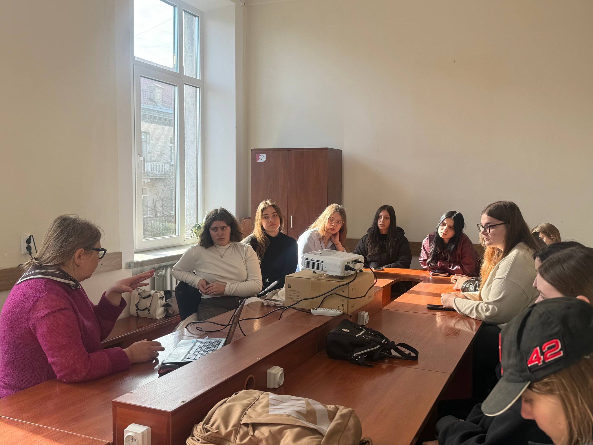 Студенти факультету міжнародних відносин відвідали цикл лекцій Наталії Карпінської щодо інструментів і технік медіації/медіаторів. Під час зустрічі розглядали реальні кейси медіаційних процесів, що дало змогу краще зрозуміти практичні аспекти врегулювання конфліктів. Окрему увагу приділяли нюансам комунікації, зокрема важливості демонструвати учасникам їхню значущість у переговорному процесі, а також прикладам запитань, які допомагають вибудовувати конструктивний діалог. Обговорювали альтернативи укладенню угод, зокрема різні формати та підходи до досягнення домовленостей. Усі ці аспекти розглянуто на прикладі сучасного російсько-українського конфлікту. Наталія Карпінська, докторка юридичних наук, професорка юридичного факультету ВНУ імені Лесі Українки, у вітчизняному науковому дискурсі – відома фахівчиня у сфері медіації й альтернативного врегулювання спорів, зокрема в контексті аналізу інструментів і технік професійної діяльності медіатора. У працях дослідниці медіація інтерпретується як структурований процес, що ґрунтується на принципах добровільності, нейтральності, конфіденційності й орієнтації на інтереси сторін. Особлива увага приділяється інструментальному забезпеченню медіаційної діяльності, серед якого ключове місце займають техніки активного слухання, перефразування, уточнення, рефреймінгу й управління емоційною напругою. Вказані інструменти розглядають як засоби трансформації комунікації від конфронтаційної до кооперативної моделі. Наукові та практичні підходи Наталії Карпінської відображають сучасну парадигму медіації як міждисциплінарної практики, що поєднує елементи правового регулювання, психології комунікації та переговорних стратегій і спрямована на досягнення стійких та взаємовигідних результатів у процесі врегулювання конфліктів. Цикл лекцій став корисним досвідом для студентів, оскільки поєднав теоретичні знання з практичними навичками, сприяв глибшому розумінню ролі медіації у сучасних міжнародних відносинах.  Факультет міжнародних відносин