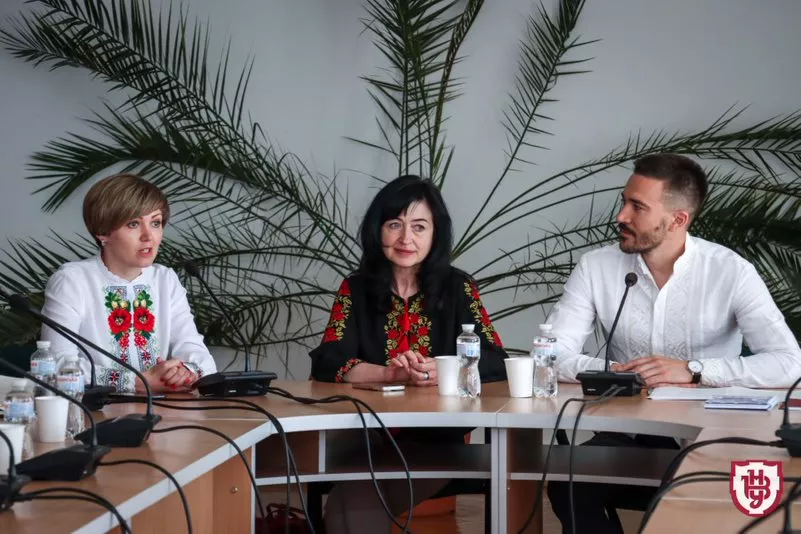 круглий стіл