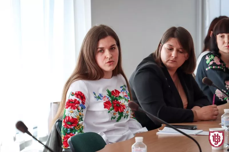 круглий стіл