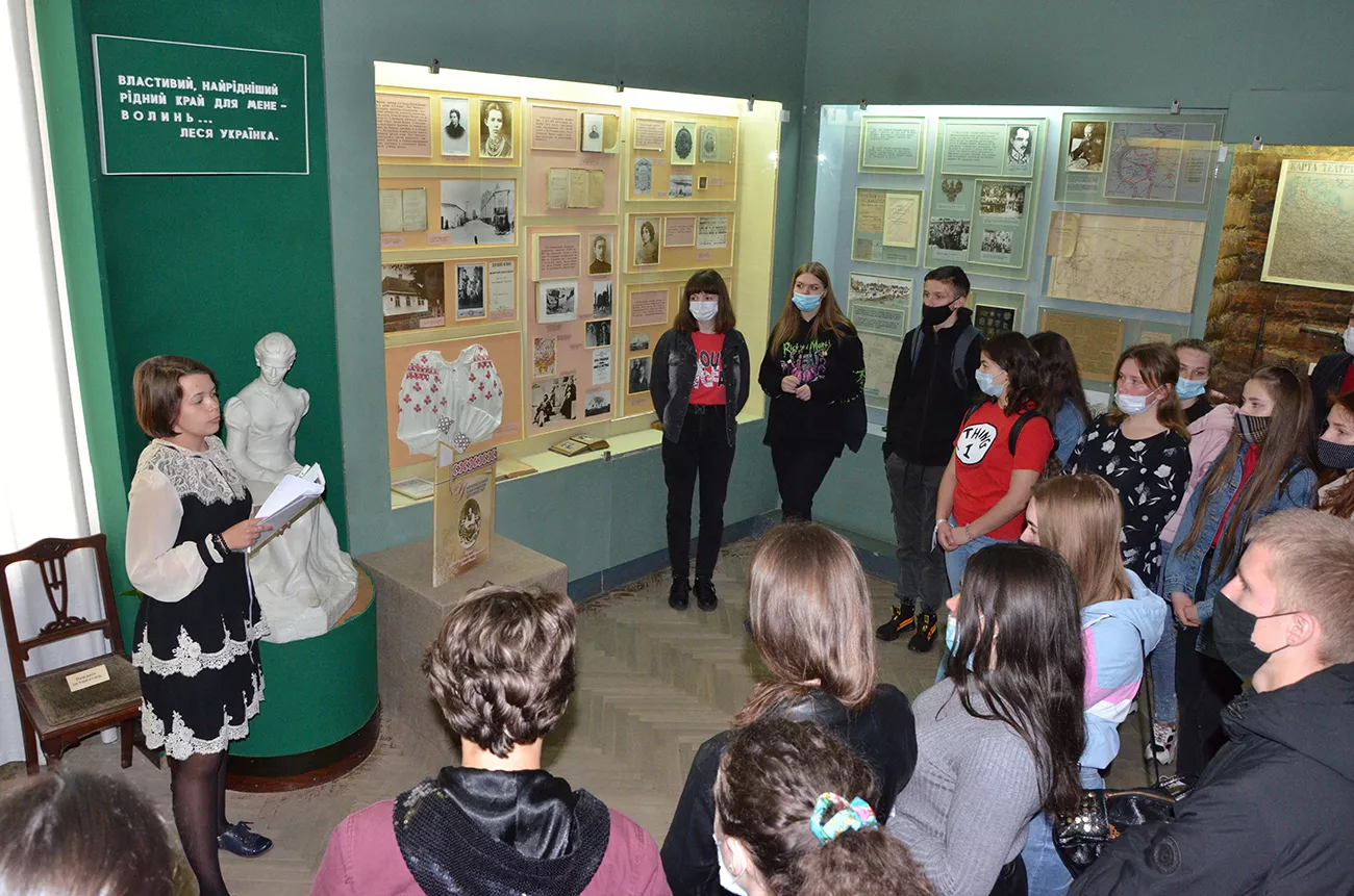 У Волинському краєзнавчому музеї студенти спеціальності 027 «Музеєзнавство, пам’яткознавство» провели навчальну квест-екскурсію «Вишиванка: традиція чи модний тренд?»