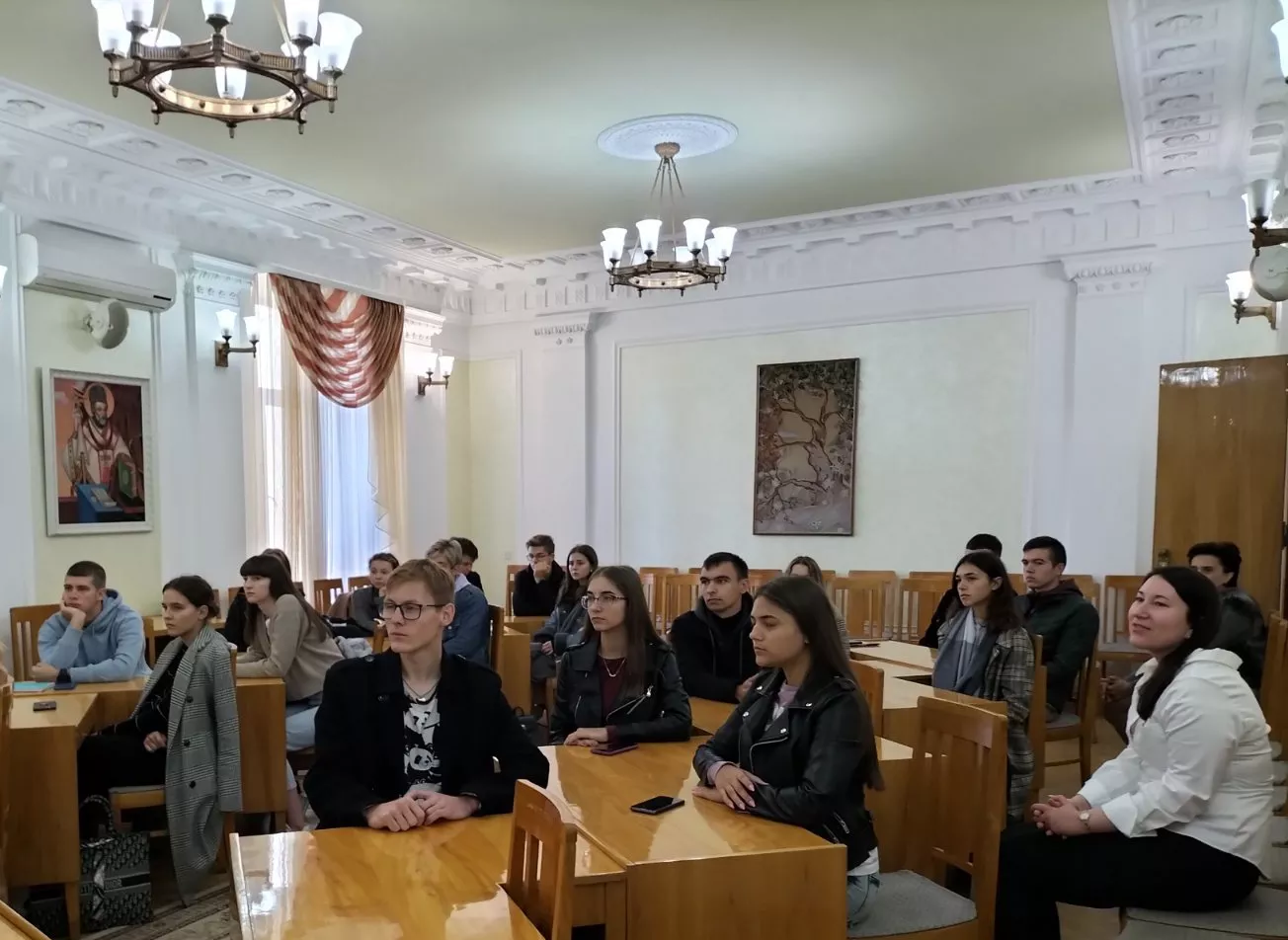 Проєкт «Meetings with Professionals» у Волинському національному університеті імені Лесі Українки реалізується на факультеті міжнародних відносин із 5 жовтня 2021 року. Його головна мета – поділитися зі студентами досвідом і знаннями професіоналів у сферах зовнішньої політики, дипломатії, міжнародного бізнесу, державного управління та місцевого самоврядування.  Упродовж 2021/2022 навчального року проєкт координуватиме Ольга Богородецька – кандидат політичних наук, доцент кафедри міжнародних комунікацій та політичного аналізу. Щотижня упродовж зимового семестру на факультеті відбуватимуться публічні англомовні лекції з фахівцями у сфері інформаційно-аналітичної діяльності, а також дипломатами, державними службовцями, науковцями.  Першим гостем проєкту став фінансовий менеджер Сергій Ємець із лекцією «Робота чи працевлаштування у міжнародному бізнесі».  Усі зустрічі відбуватимуться наживо з дотриманням заходів безпеки або онлайн через платформу Zoom.  Факультет міжнародних відносин