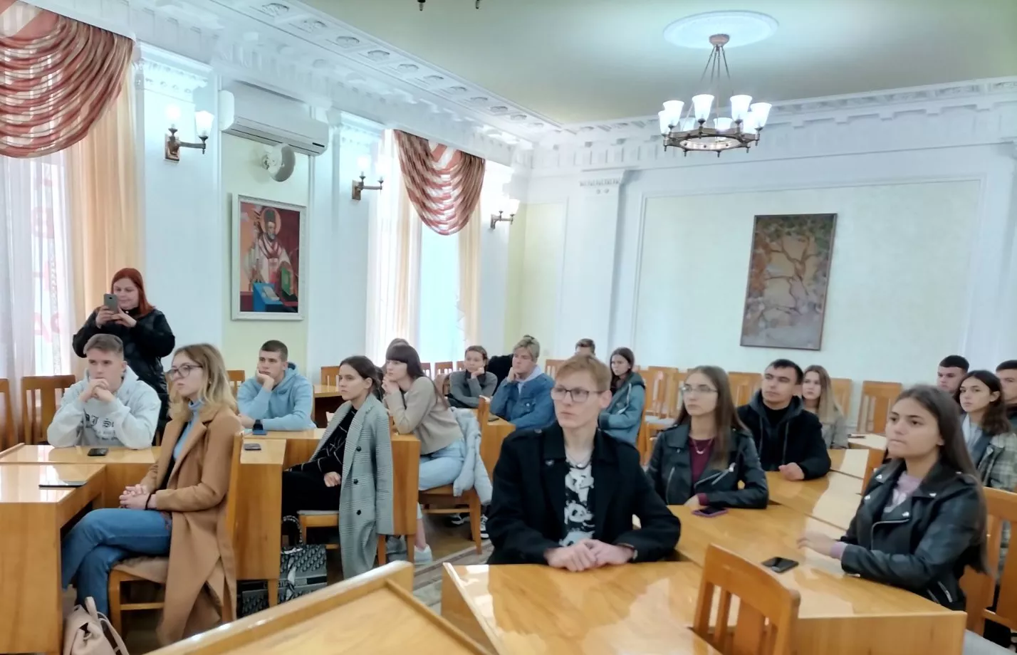 Проєкт «Meetings with Professionals» у Волинському національному університеті імені Лесі Українки реалізується на факультеті міжнародних відносин із 5 жовтня 2021 року. Його головна мета – поділитися зі студентами досвідом і знаннями професіоналів у сферах зовнішньої політики, дипломатії, міжнародного бізнесу, державного управління та місцевого самоврядування.  Упродовж 2021/2022 навчального року проєкт координуватиме Ольга Богородецька – кандидат політичних наук, доцент кафедри міжнародних комунікацій та політичного аналізу. Щотижня упродовж зимового семестру на факультеті відбуватимуться публічні англомовні лекції з фахівцями у сфері інформаційно-аналітичної діяльності, а також дипломатами, державними службовцями, науковцями.  Першим гостем проєкту став фінансовий менеджер Сергій Ємець із лекцією «Робота чи працевлаштування у міжнародному бізнесі».  Усі зустрічі відбуватимуться наживо з дотриманням заходів безпеки або онлайн через платформу Zoom.  Факультет міжнародних відносин