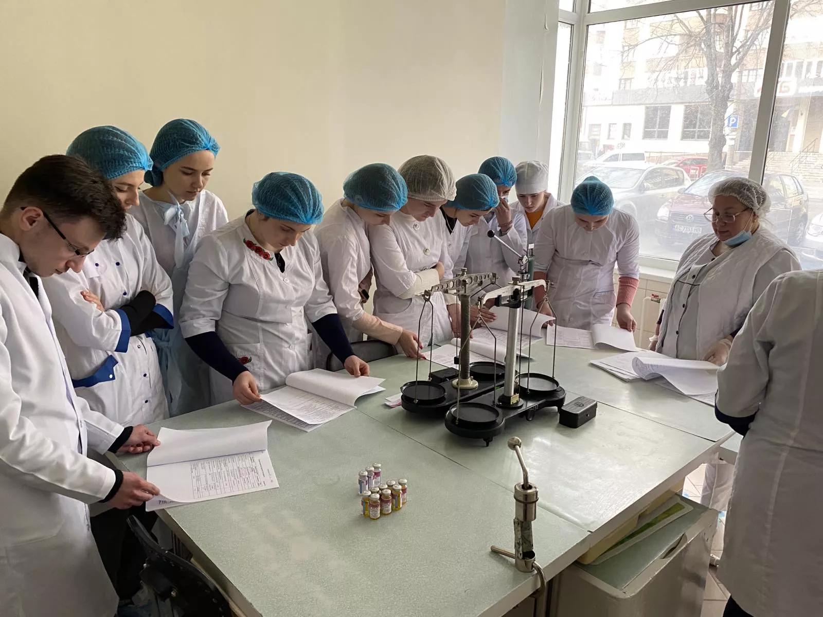 Студенти опанували теорію та практику фармацевтичної справи