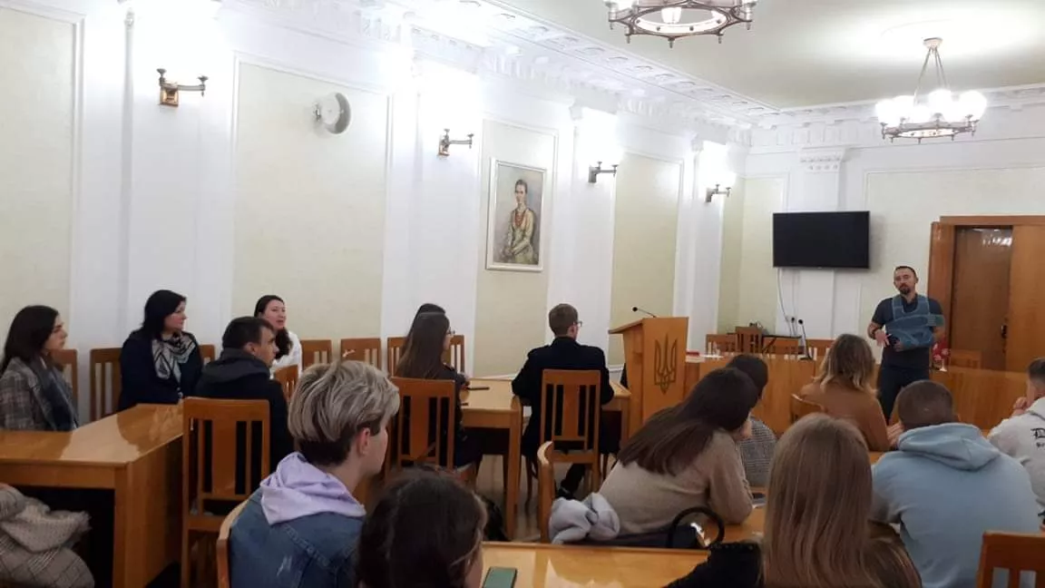 Проєкт «Meetings with Professionals» у Волинському національному університеті імені Лесі Українки реалізується на факультеті міжнародних відносин із 5 жовтня 2021 року. Його головна мета – поділитися зі студентами досвідом і знаннями професіоналів у сферах зовнішньої політики, дипломатії, міжнародного бізнесу, державного управління та місцевого самоврядування.  Упродовж 2021/2022 навчального року проєкт координуватиме Ольга Богородецька – кандидат політичних наук, доцент кафедри міжнародних комунікацій та політичного аналізу. Щотижня упродовж зимового семестру на факультеті відбуватимуться публічні англомовні лекції з фахівцями у сфері інформаційно-аналітичної діяльності, а також дипломатами, державними службовцями, науковцями.  Першим гостем проєкту став фінансовий менеджер Сергій Ємець із лекцією «Робота чи працевлаштування у міжнародному бізнесі».  Усі зустрічі відбуватимуться наживо з дотриманням заходів безпеки або онлайн через платформу Zoom.  Факультет міжнародних відносин