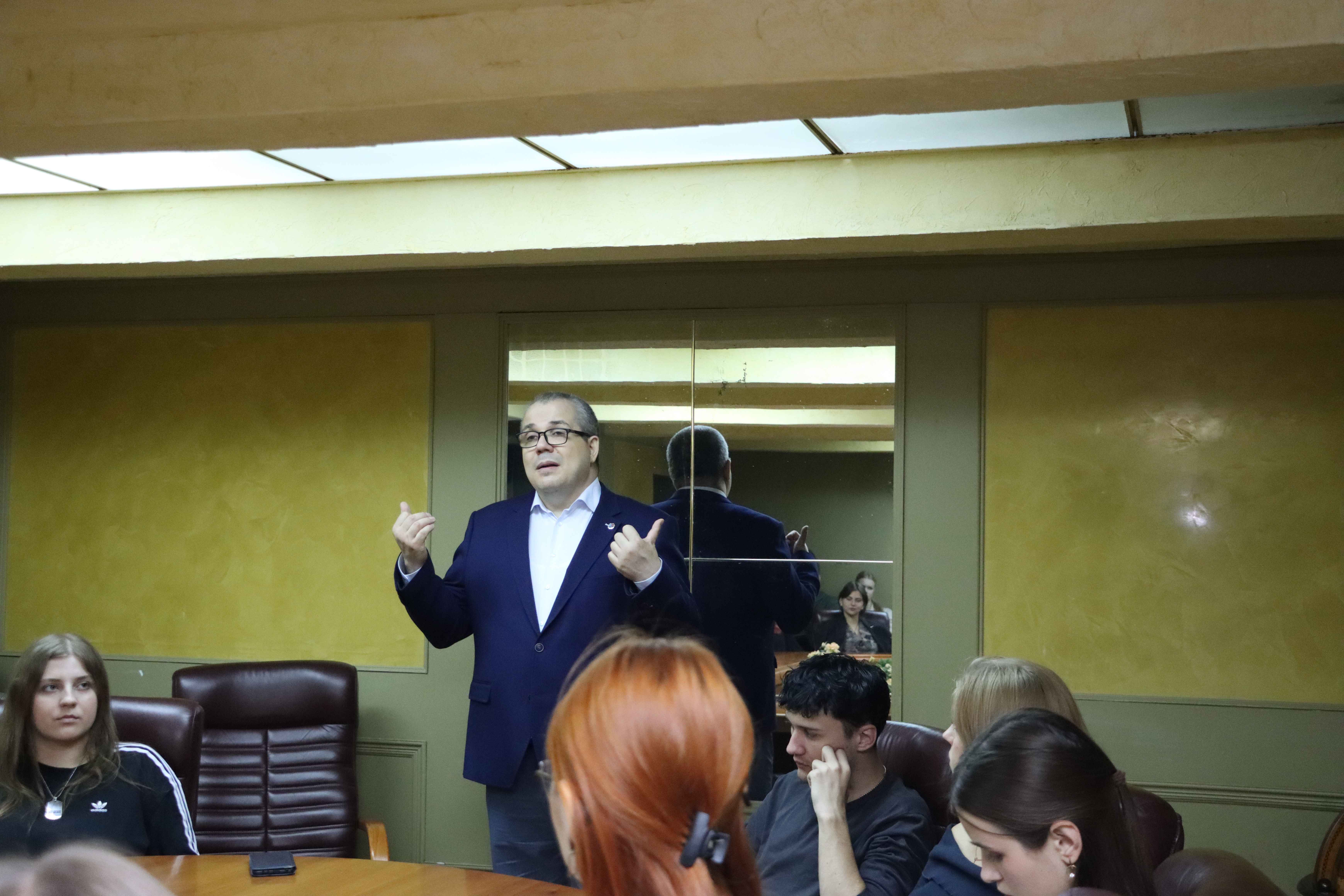 Ректор Донецького національного університету імені Василя Стуса провів лекцію для Лесиних студентів 