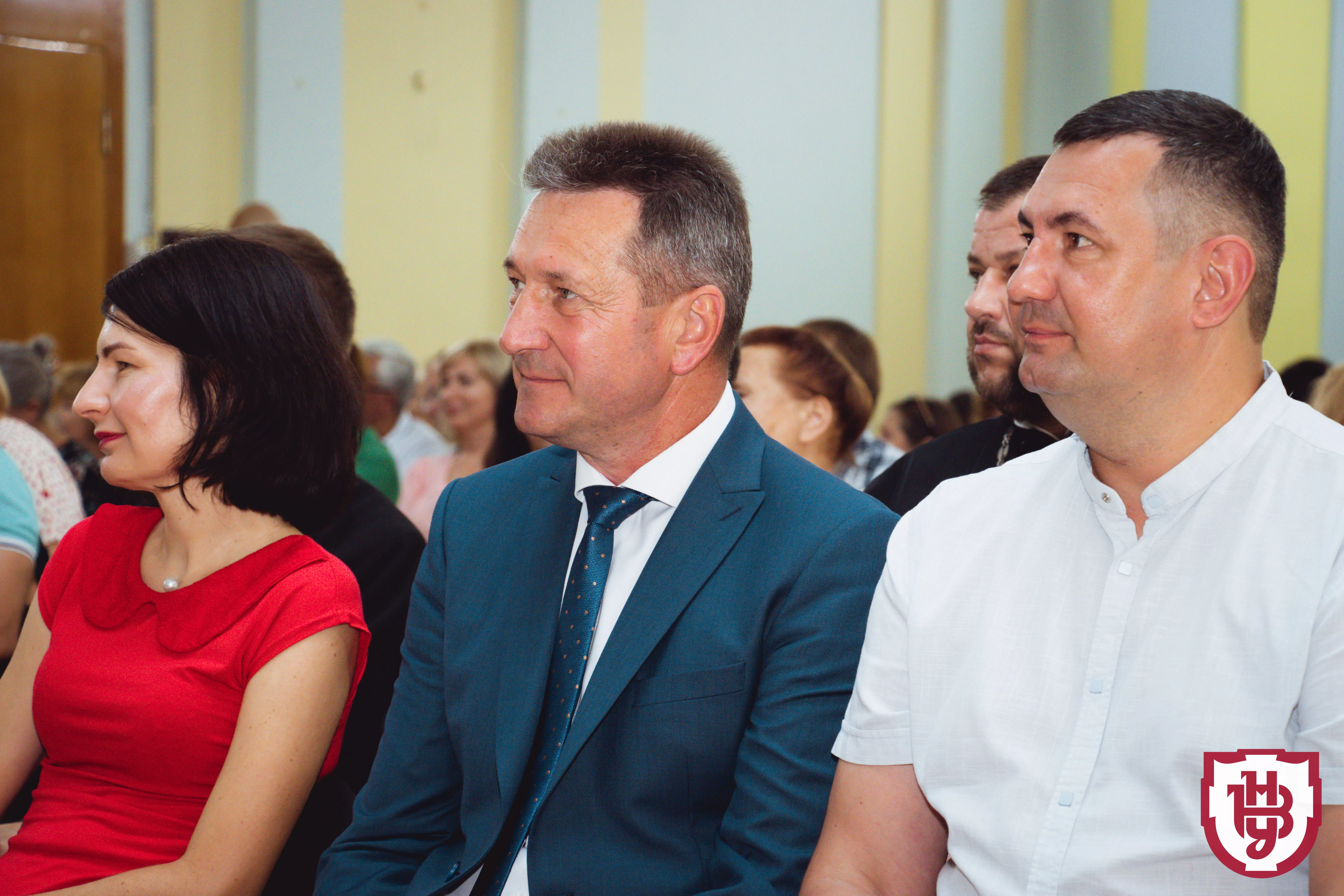 випускники