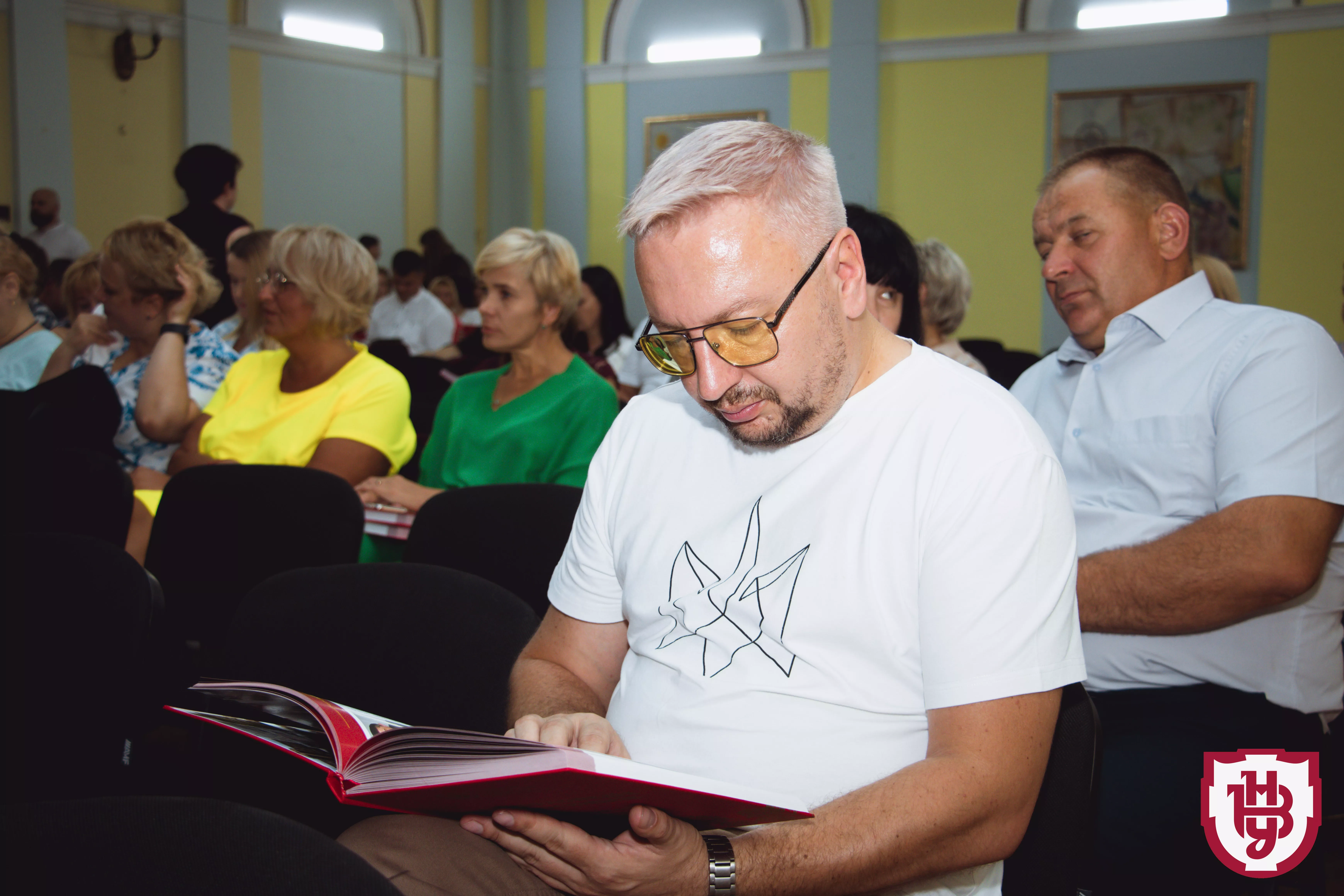 випускники