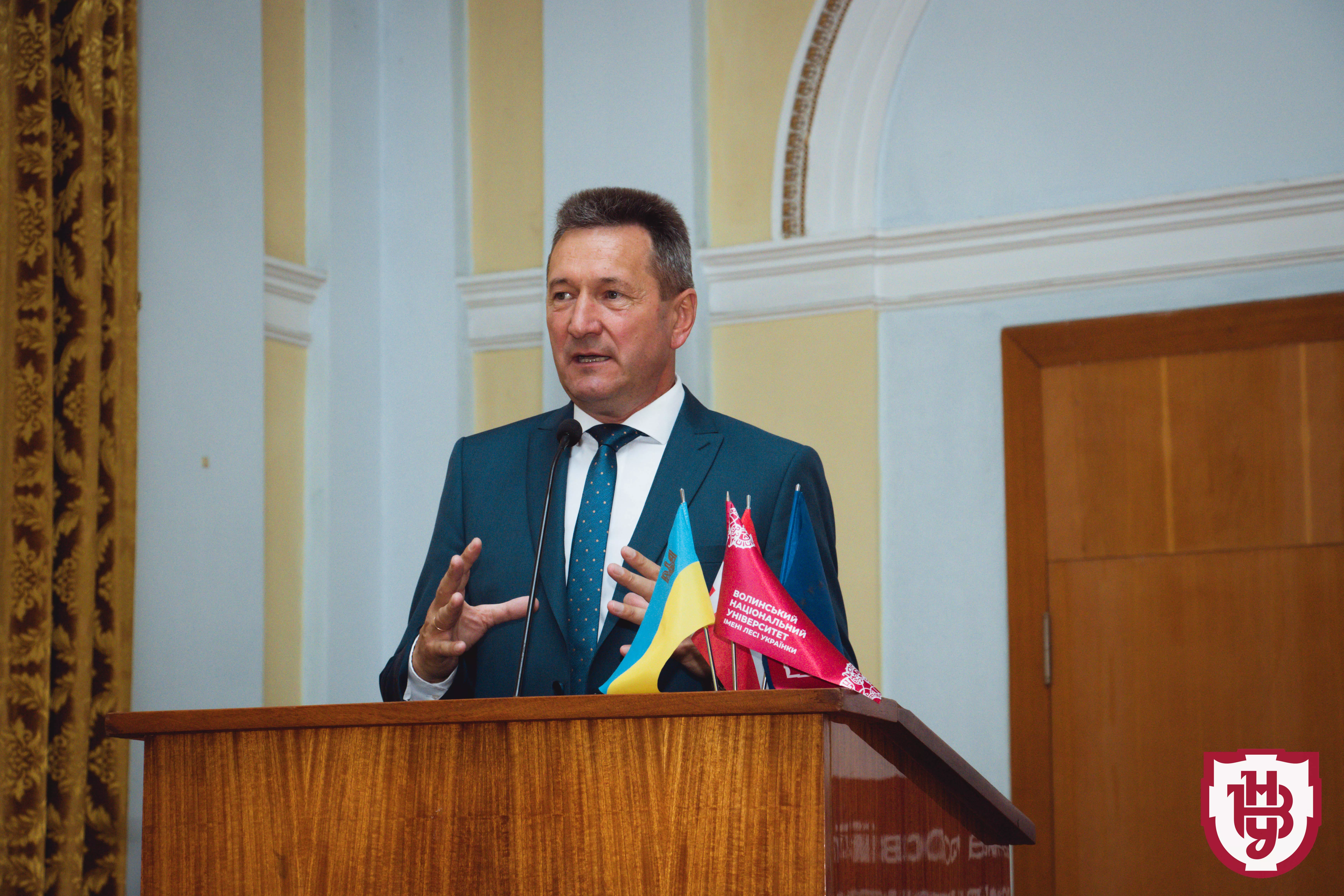 випускники