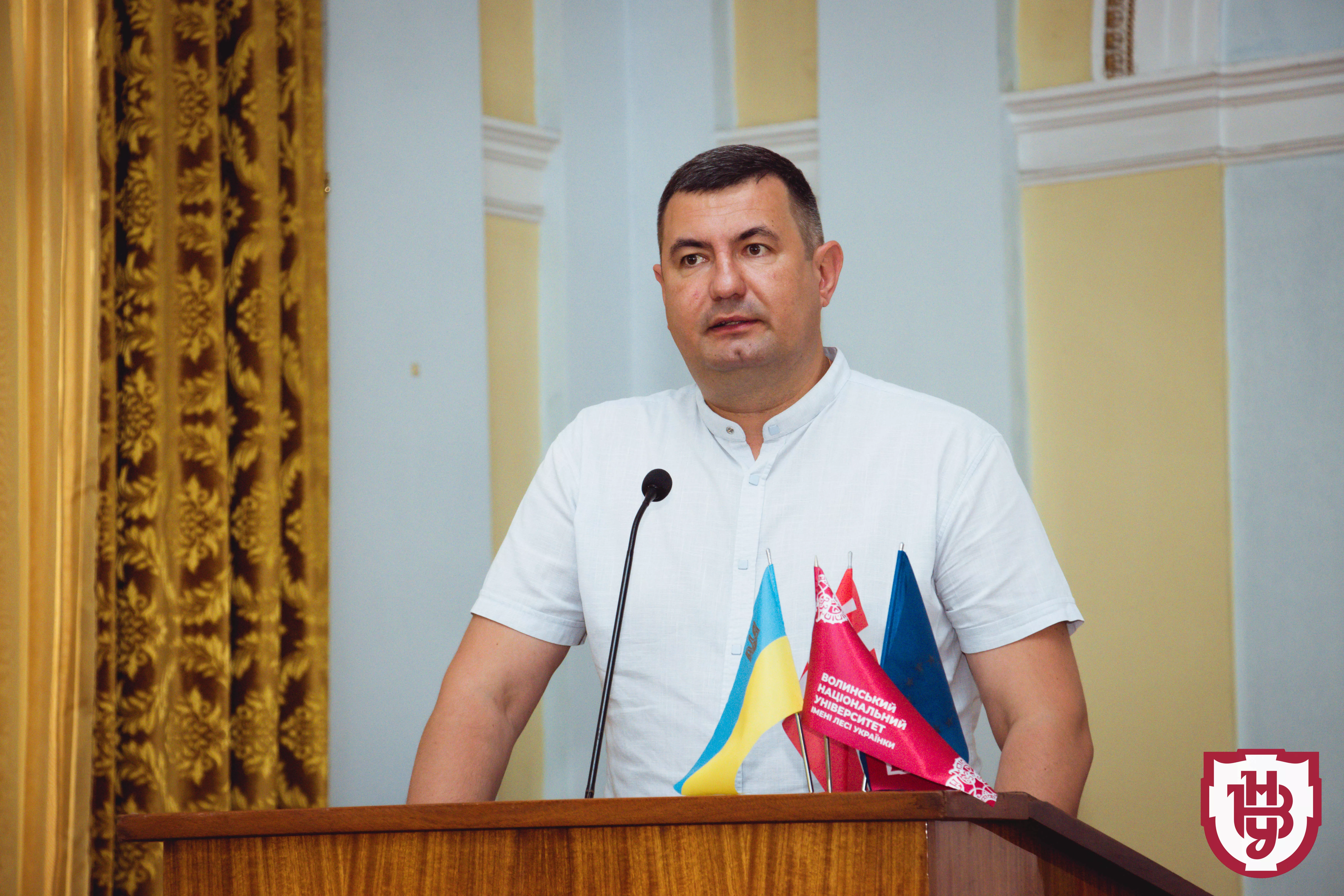 випускники