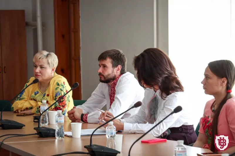 круглий стіл