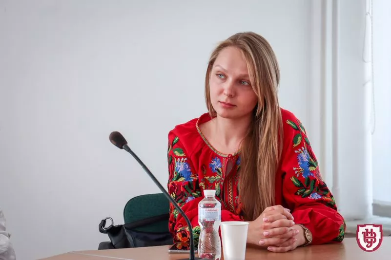 круглий стіл