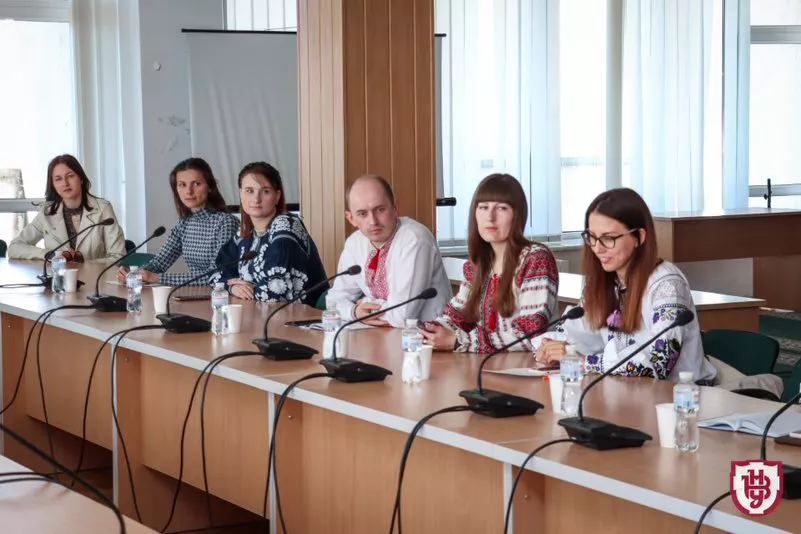 круглий стіл