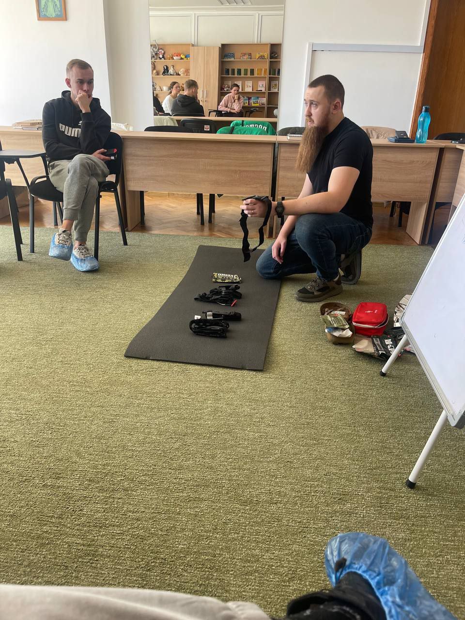 Студентів навчали зупинці кровотечі за допомогою джгута-турнікета