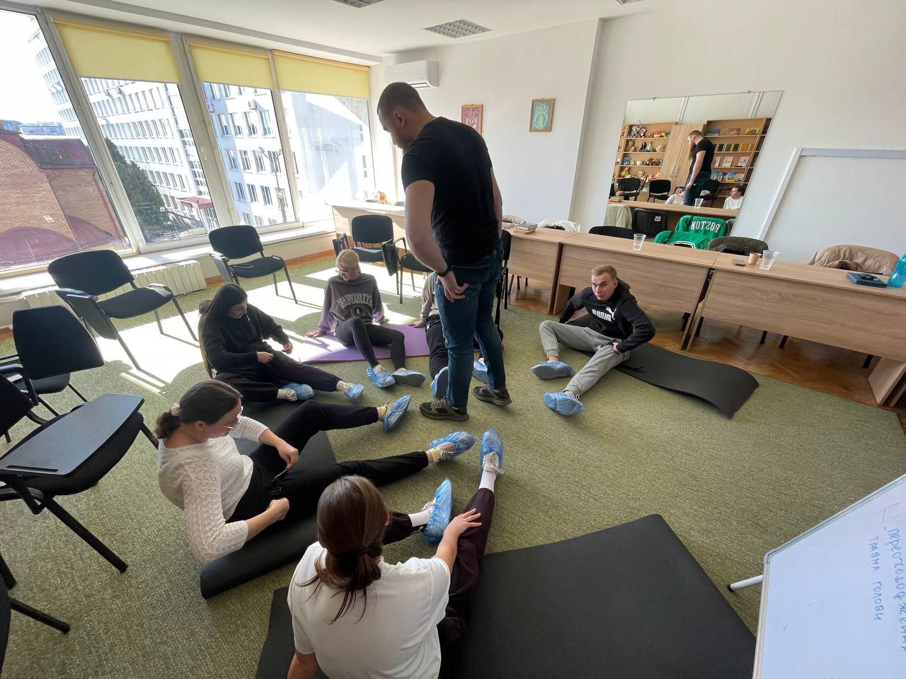 Студентів навчали зупинці кровотечі за допомогою джгута-турнікета