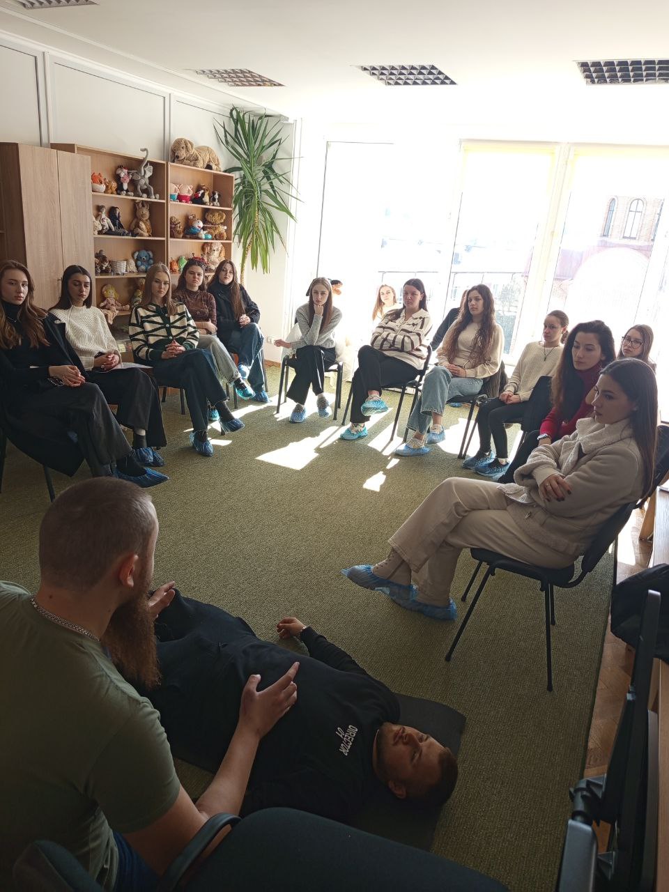 Студентів навчали зупинці кровотечі за допомогою джгута-турнікета