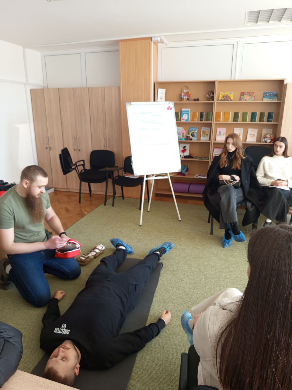 Студентів навчали зупинці кровотечі за допомогою джгута-турнікета