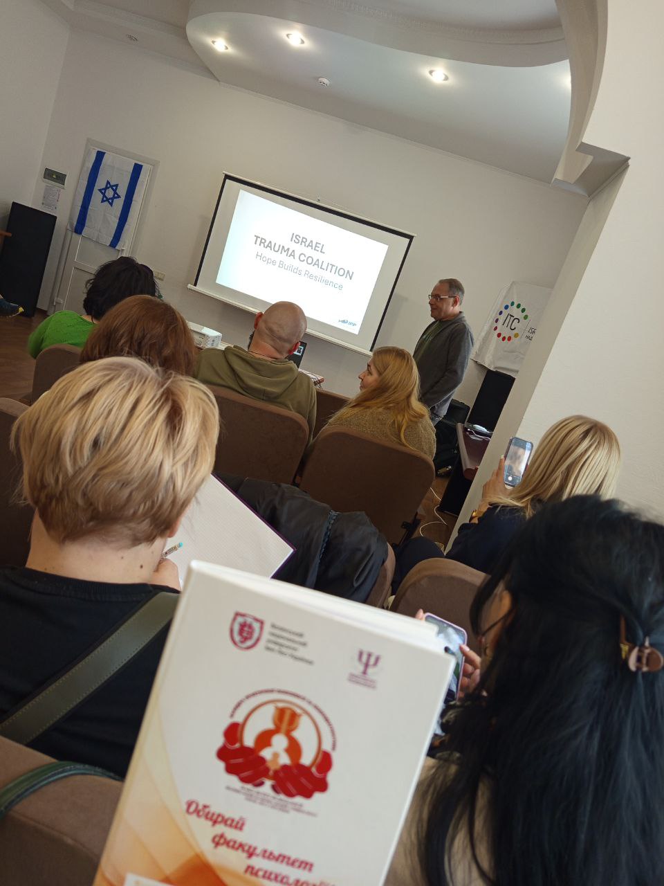 Двоє викладачів Університету пройшли навчання з основ супроводу клієнтів із втратою