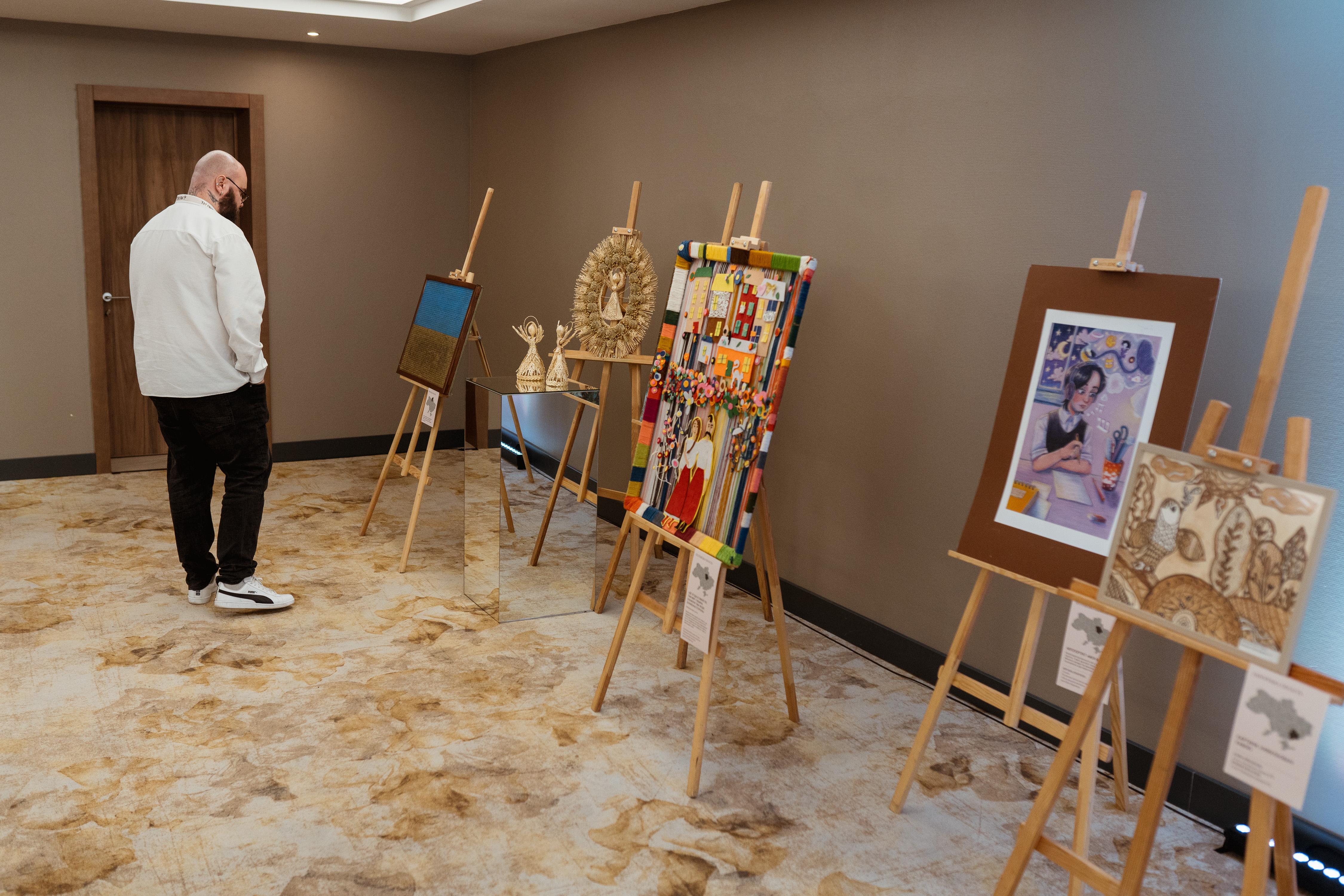 Леся Українка – символ стійкості волинян: робота студентки кафедри образотворчого мистецтва на виставці у Києві