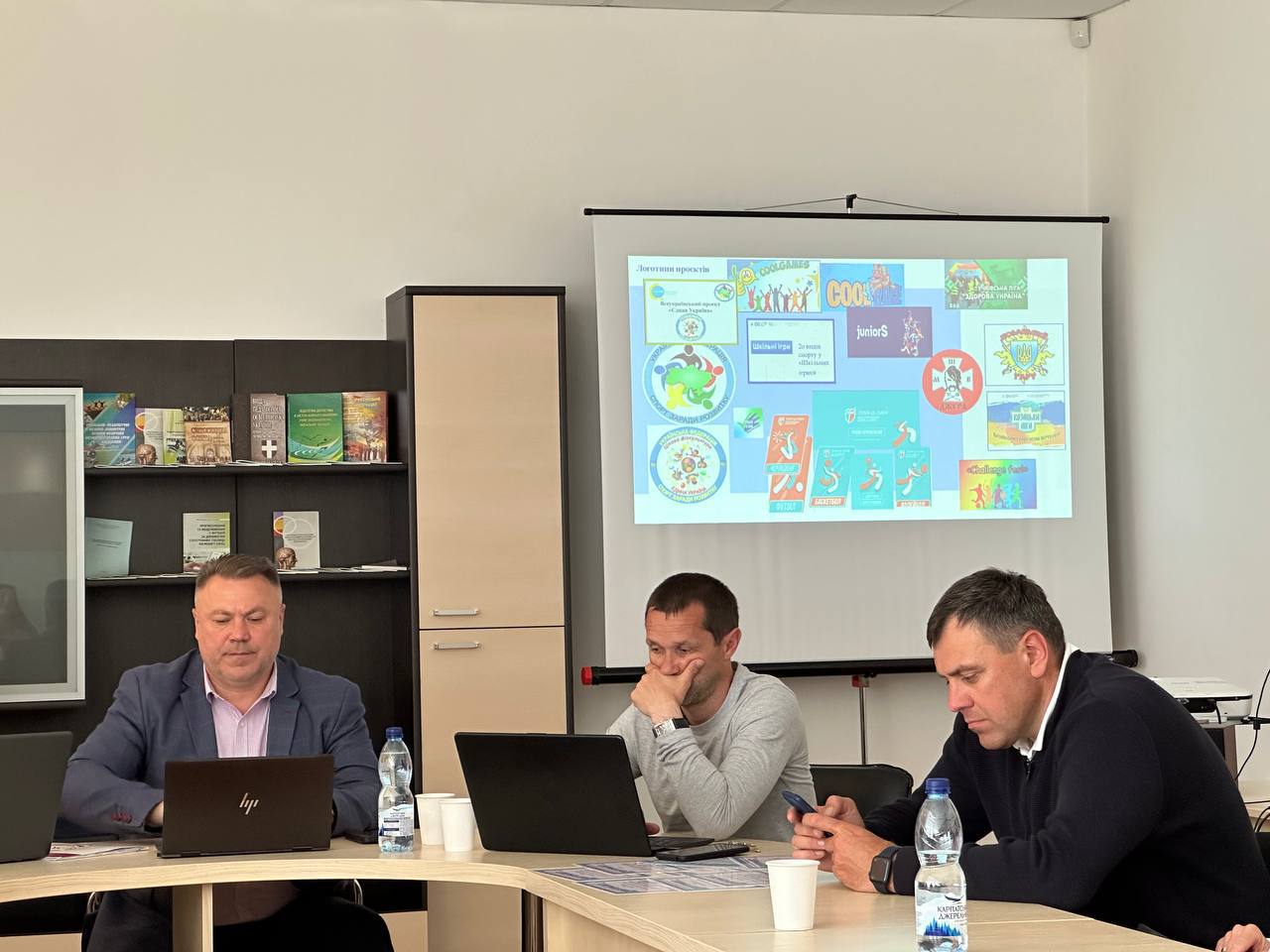 Доцент Тетяна Гнітецька побудувала свою доповідь навколо таких Всеукраїнських фізкультурно-оздоровчих та спортивних проєктів, як «JuniorS», «Пліч-о-пліч. Всеукраїнські шкільні ліги», «Klitschko foundation», «Cool Games», «Сокіл (Джура)», «Єдина Україна» тощо.