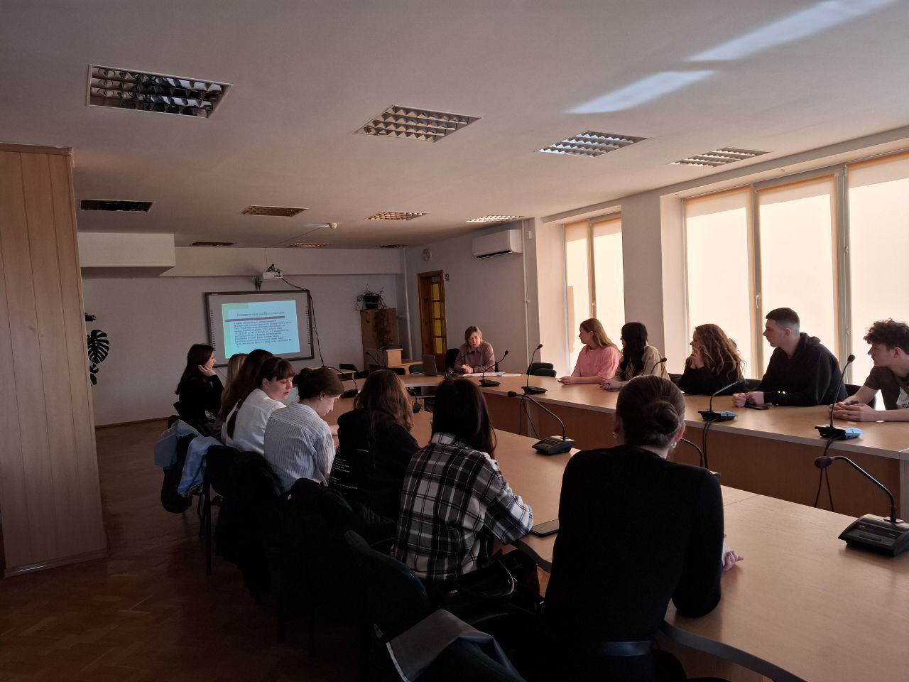 У межах Тижня академічної доброчесності в бібліотеці нашого Університету відбувся інформаційний захід із елементами воркшопу, присвячений стандартам бібліографічного оформлення. Спікеркою виступила завідувачка інформаційно-бібліографічного відділу бібліотеки Лариса Бондар. Мета заходу полягала в ознайомленні здобувачів освіти та науково-педагогічних працівників із сучасними вимогами академічної доброчесності й особливостями правильного оформлення джерел у наукових роботах. Учасники отримали корисні поради щодо уникнення плагіату, правил цитування та складання бібліографічних списків відповідно до ДСТУ 8302:2015 «Інформація та документація. Бібліографічне посилання. Загальні положення та правила складання». Формат воркшопу дав змогу не лише прослухати теоретичну частину, але й на практиці закріпити навички правильного оформлення джерел. Захід викликав жвавий інтерес серед науково-педагогічних працівників і здобувачів освіти, які високо оцінили можливість отримати фахові рекомендації. Усі учасники також отримали методичні матеріали для подальшого використання в навчанні та науковій діяльності. Організація таких заходів – важливий внесок у підвищення рівня академічної доброчесності та культури наукової діяльності в Університеті.