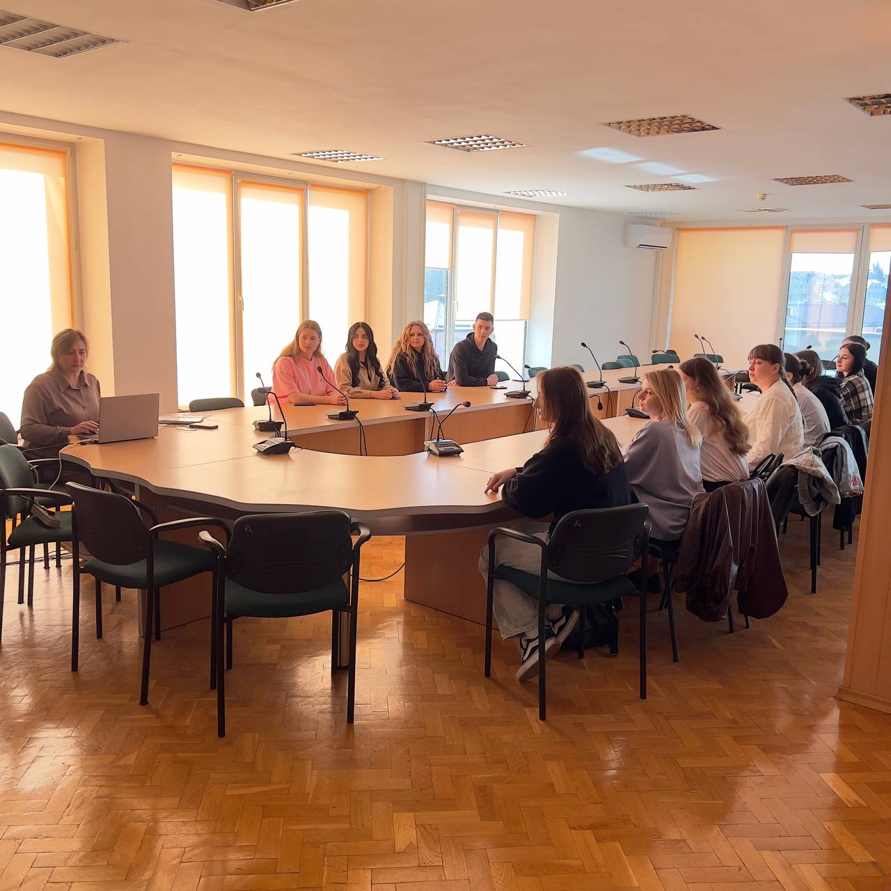 У межах Тижня академічної доброчесності в бібліотеці нашого Університету відбувся інформаційний захід із елементами воркшопу, присвячений стандартам бібліографічного оформлення. Спікеркою виступила завідувачка інформаційно-бібліографічного відділу бібліотеки Лариса Бондар. Мета заходу полягала в ознайомленні здобувачів освіти та науково-педагогічних працівників із сучасними вимогами академічної доброчесності й особливостями правильного оформлення джерел у наукових роботах. Учасники отримали корисні поради щодо уникнення плагіату, правил цитування та складання бібліографічних списків відповідно до ДСТУ 8302:2015 «Інформація та документація. Бібліографічне посилання. Загальні положення та правила складання». Формат воркшопу дав змогу не лише прослухати теоретичну частину, але й на практиці закріпити навички правильного оформлення джерел. Захід викликав жвавий інтерес серед науково-педагогічних працівників і здобувачів освіти, які високо оцінили можливість отримати фахові рекомендації. Усі учасники також отримали методичні матеріали для подальшого використання в навчанні та науковій діяльності. Організація таких заходів – важливий внесок у підвищення рівня академічної доброчесності та культури наукової діяльності в Університеті.