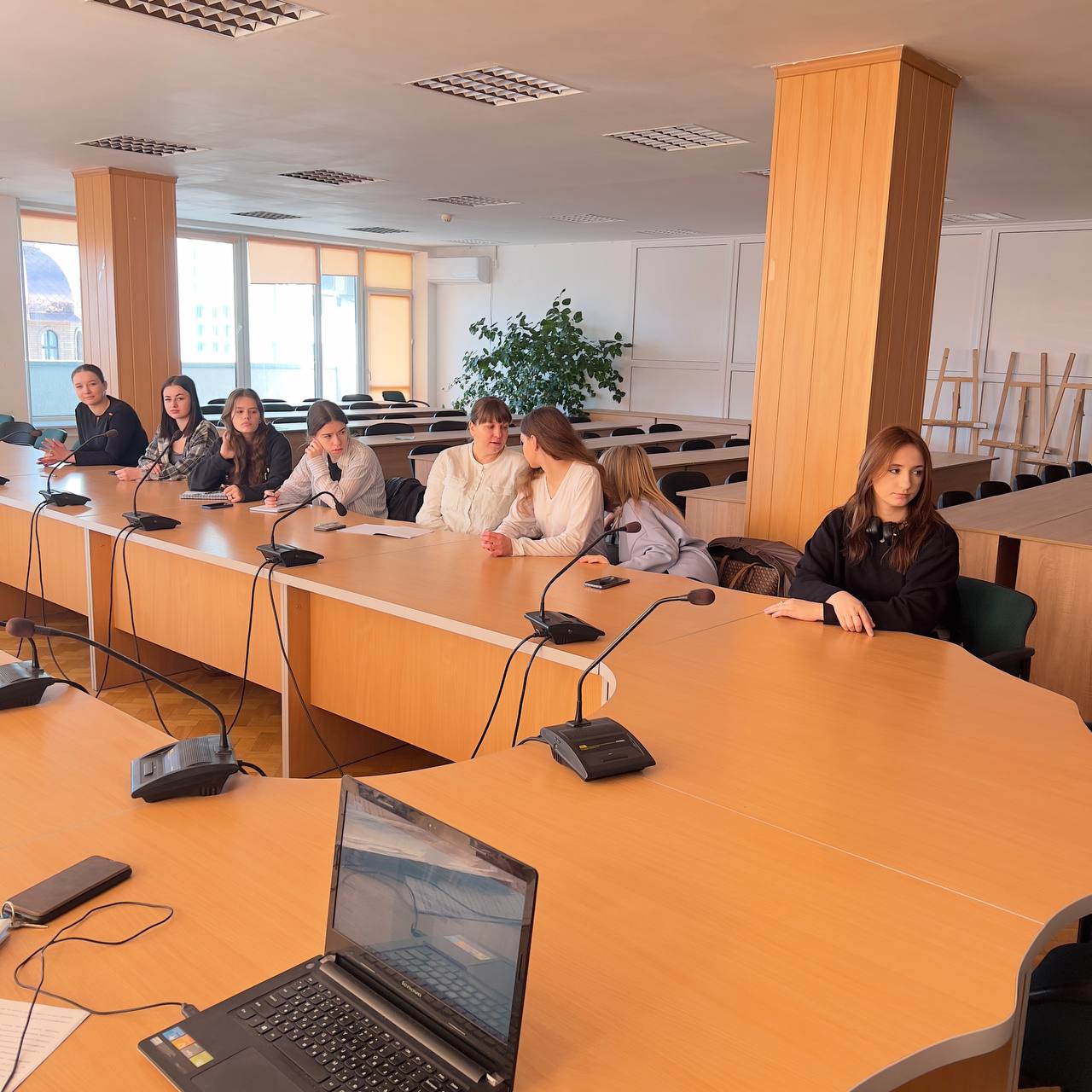 У межах Тижня академічної доброчесності в бібліотеці нашого Університету відбувся інформаційний захід із елементами воркшопу, присвячений стандартам бібліографічного оформлення. Спікеркою виступила завідувачка інформаційно-бібліографічного відділу бібліотеки Лариса Бондар. Мета заходу полягала в ознайомленні здобувачів освіти та науково-педагогічних працівників із сучасними вимогами академічної доброчесності й особливостями правильного оформлення джерел у наукових роботах. Учасники отримали корисні поради щодо уникнення плагіату, правил цитування та складання бібліографічних списків відповідно до ДСТУ 8302:2015 «Інформація та документація. Бібліографічне посилання. Загальні положення та правила складання». Формат воркшопу дав змогу не лише прослухати теоретичну частину, але й на практиці закріпити навички правильного оформлення джерел. Захід викликав жвавий інтерес серед науково-педагогічних працівників і здобувачів освіти, які високо оцінили можливість отримати фахові рекомендації. Усі учасники також отримали методичні матеріали для подальшого використання в навчанні та науковій діяльності. Організація таких заходів – важливий внесок у підвищення рівня академічної доброчесності та культури наукової діяльності в Університеті.