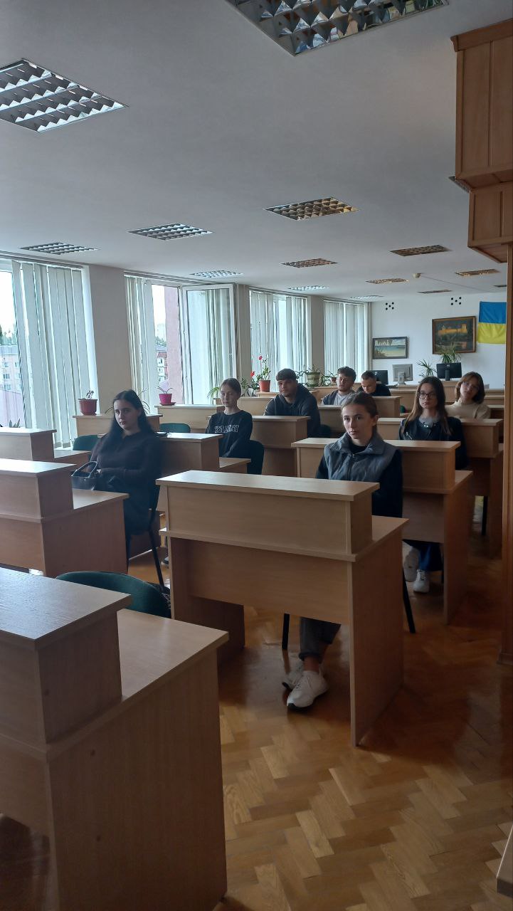 Від ресурсів до академічної доброчесності: інформаційні екскурсії у бібліотеці