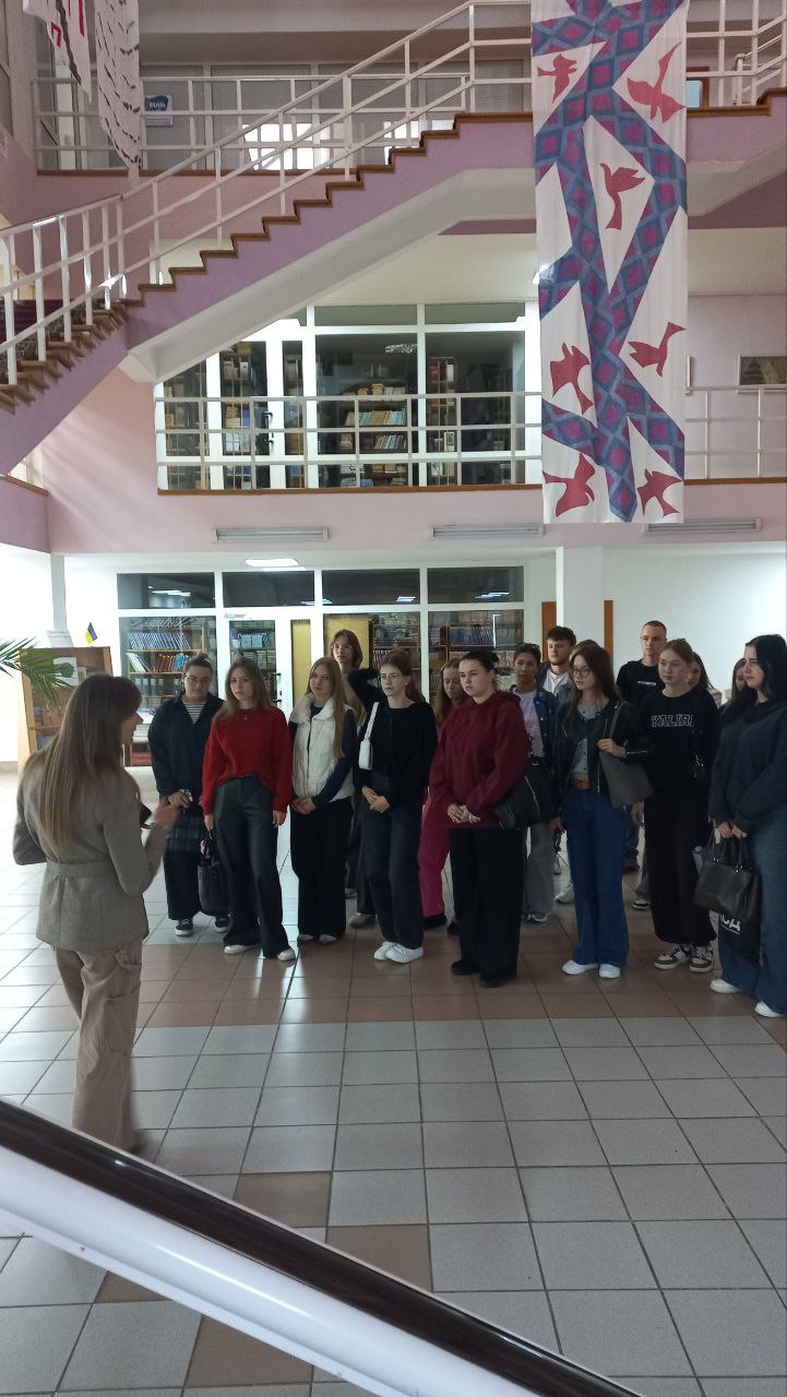 Від ресурсів до академічної доброчесності: інформаційні екскурсії у бібліотеці