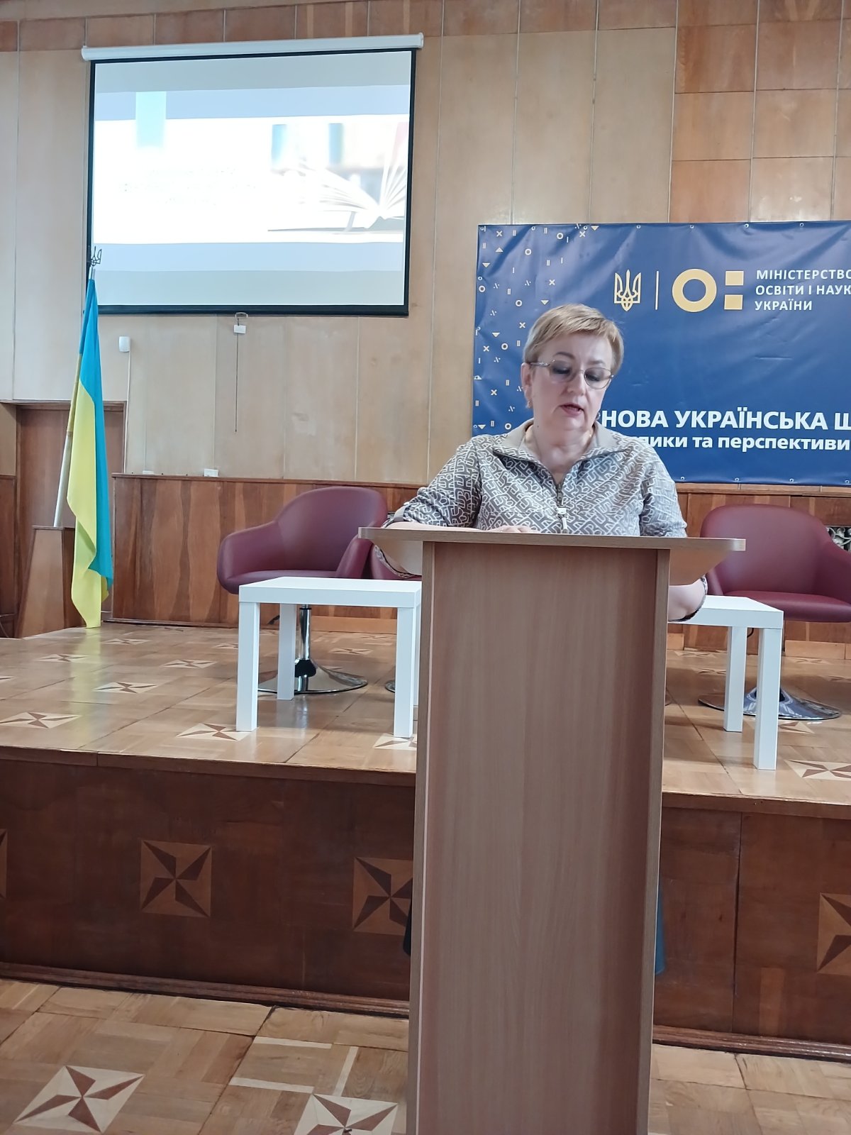 24 березня 2025 року на базі Луцького навчально-реабілітаційного центру відбулася розширена педагогічна нарада «Психологічні аспекти сучасного уроку». Захід об’єднав педагогів-практиків і психологів-науковців, які обговорили сучасні виклики та можливості у сфері освіти. Педагоги Луцького навчально-реабілітаційного центру, викладачі кафедри педагогічної та вікової психології Волинського національного університету імені Лесі Українки й Волинського інституту післядипломної педагогічної освіти у ракурсі міждисциплінарного співробітництва комплексно розглянули психологічні аспекти сучасного уроку, їх вплив на освітній процес й особистісний розвиток дітей. Основні питання, які обговорювали під час наради: 1. Психологічний комфорт учнів як запорука успішного навчання. Учасники наголошували на важливості створення позитивної атмосфери на уроці, яка сприяє мотивації, зниженню тривожності та підвищенню впевненості учнів у власних силах. 2. Індивідуальний підхід у навчанні. Розглядали методи адаптації навчального процесу до особливостей дітей із різними освітніми потребами, включаючи дітей із особливими освітніми потребами. 3. Роль педагога у формуванні сприятливого освітнього середовища. Особлива увага приділялася емоційному інтелекту вчителя, його здатності розуміти та підтримувати учнів, а також ефективній комунікації між учасниками освітнього процесу. 4. Вплив цифрових технологій на психологічний стан учнів. Розглядали виклики дистанційного та змішаного навчання, вплив гаджетів на емоційний стан, інтернет-адиктивну поведінку дітей і шляхи підтримки психологічного благополуччя школярів у цифрову епоху. Учасники наради підкреслили важливість обміну досвідом між педагогами-практиками та науковцями. Викладачі Волинського інституту післядипломної педагогічної освіти та Волинського національного університету імені Лесі Українки поділилися результатами досліджень у сфері педагогічної та вікової психології, що сприяло виробленню нових підходів до організації освітнього процесу. Зокрема, в контексті діяльності лабораторії «Психогенеза особистості» співкерівники відділення «Психокорекційні технології», кандидати психологічних наук, доценти Михайло Коць й Анна Кульчицька повідомили про специфіку задіяння інноваційних психотехнологій у вітчизняний освітній простір. Учасники розширеної наради дійшли беззаперечного висновку, що забезпечення психологічного комфорту учнів – невід’ємна частина ефективного освітнього процесу. Спільна робота педагогів-практиків і науковців дасть змогу розробити й апробувати новітні інтегративні методики, які сприятимуть гармонійному розвитку учнів із особливими освітніми потребами.  Михайло КОЦЬ, кандидат психологічних наук, доцент, заступник декана факультету психології з виховної роботи