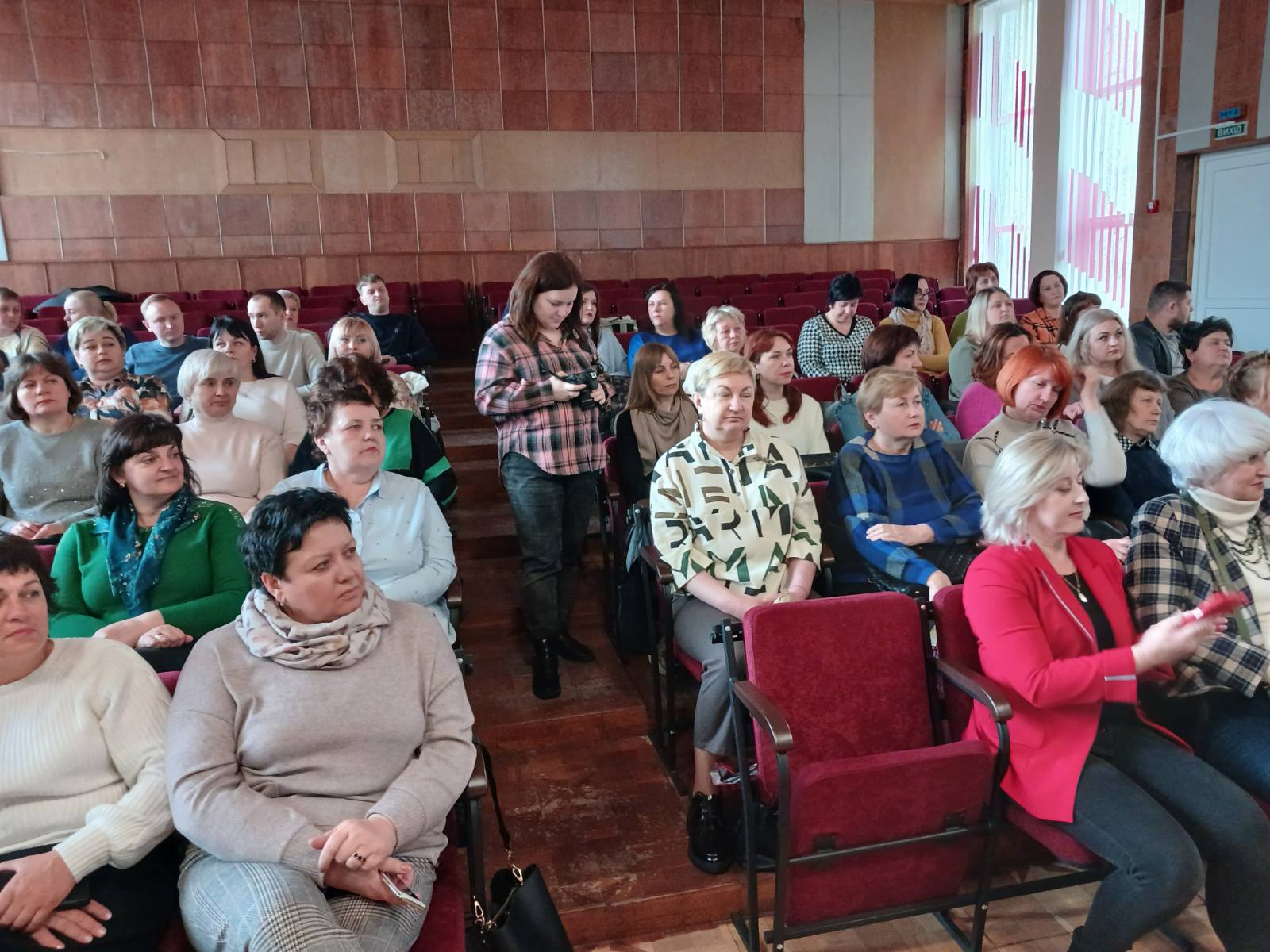 24 березня 2025 року на базі Луцького навчально-реабілітаційного центру відбулася розширена педагогічна нарада «Психологічні аспекти сучасного уроку». Захід об’єднав педагогів-практиків і психологів-науковців, які обговорили сучасні виклики та можливості у сфері освіти. Педагоги Луцького навчально-реабілітаційного центру, викладачі кафедри педагогічної та вікової психології Волинського національного університету імені Лесі Українки й Волинського інституту післядипломної педагогічної освіти у ракурсі міждисциплінарного співробітництва комплексно розглянули психологічні аспекти сучасного уроку, їх вплив на освітній процес й особистісний розвиток дітей. Основні питання, які обговорювали під час наради: 1. Психологічний комфорт учнів як запорука успішного навчання. Учасники наголошували на важливості створення позитивної атмосфери на уроці, яка сприяє мотивації, зниженню тривожності та підвищенню впевненості учнів у власних силах. 2. Індивідуальний підхід у навчанні. Розглядали методи адаптації навчального процесу до особливостей дітей із різними освітніми потребами, включаючи дітей із особливими освітніми потребами. 3. Роль педагога у формуванні сприятливого освітнього середовища. Особлива увага приділялася емоційному інтелекту вчителя, його здатності розуміти та підтримувати учнів, а також ефективній комунікації між учасниками освітнього процесу. 4. Вплив цифрових технологій на психологічний стан учнів. Розглядали виклики дистанційного та змішаного навчання, вплив гаджетів на емоційний стан, інтернет-адиктивну поведінку дітей і шляхи підтримки психологічного благополуччя школярів у цифрову епоху. Учасники наради підкреслили важливість обміну досвідом між педагогами-практиками та науковцями. Викладачі Волинського інституту післядипломної педагогічної освіти та Волинського національного університету імені Лесі Українки поділилися результатами досліджень у сфері педагогічної та вікової психології, що сприяло виробленню нових підходів до організації освітнього процесу. Зокрема, в контексті діяльності лабораторії «Психогенеза особистості» співкерівники відділення «Психокорекційні технології», кандидати психологічних наук, доценти Михайло Коць й Анна Кульчицька повідомили про специфіку задіяння інноваційних психотехнологій у вітчизняний освітній простір. Учасники розширеної наради дійшли беззаперечного висновку, що забезпечення психологічного комфорту учнів – невід’ємна частина ефективного освітнього процесу. Спільна робота педагогів-практиків і науковців дасть змогу розробити й апробувати новітні інтегративні методики, які сприятимуть гармонійному розвитку учнів із особливими освітніми потребами.  Михайло КОЦЬ, кандидат психологічних наук, доцент, заступник декана факультету психології з виховної роботи