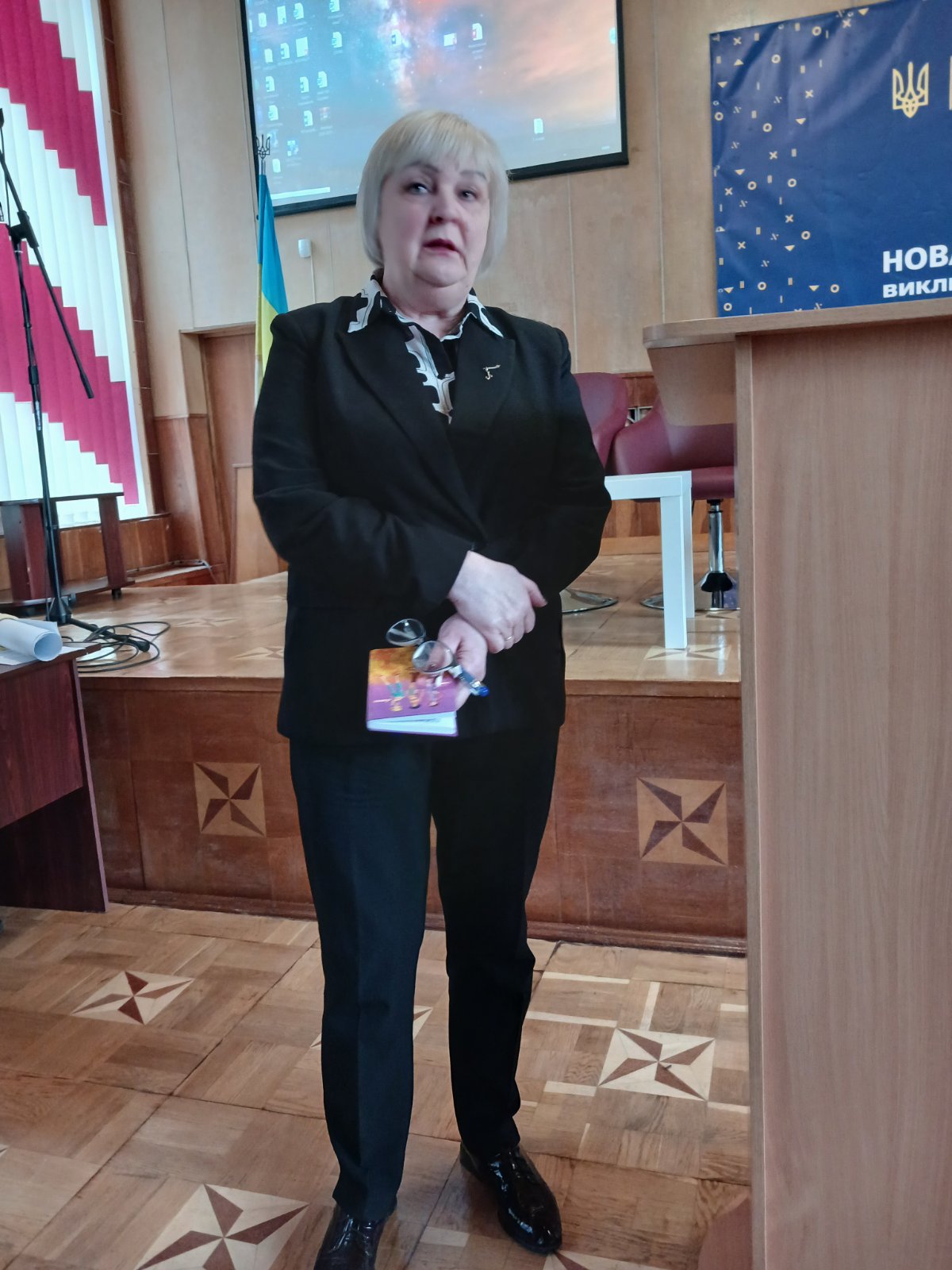 24 березня 2025 року на базі Луцького навчально-реабілітаційного центру відбулася розширена педагогічна нарада «Психологічні аспекти сучасного уроку». Захід об’єднав педагогів-практиків і психологів-науковців, які обговорили сучасні виклики та можливості у сфері освіти. Педагоги Луцького навчально-реабілітаційного центру, викладачі кафедри педагогічної та вікової психології Волинського національного університету імені Лесі Українки й Волинського інституту післядипломної педагогічної освіти у ракурсі міждисциплінарного співробітництва комплексно розглянули психологічні аспекти сучасного уроку, їх вплив на освітній процес й особистісний розвиток дітей. Основні питання, які обговорювали під час наради: 1. Психологічний комфорт учнів як запорука успішного навчання. Учасники наголошували на важливості створення позитивної атмосфери на уроці, яка сприяє мотивації, зниженню тривожності та підвищенню впевненості учнів у власних силах. 2. Індивідуальний підхід у навчанні. Розглядали методи адаптації навчального процесу до особливостей дітей із різними освітніми потребами, включаючи дітей із особливими освітніми потребами. 3. Роль педагога у формуванні сприятливого освітнього середовища. Особлива увага приділялася емоційному інтелекту вчителя, його здатності розуміти та підтримувати учнів, а також ефективній комунікації між учасниками освітнього процесу. 4. Вплив цифрових технологій на психологічний стан учнів. Розглядали виклики дистанційного та змішаного навчання, вплив гаджетів на емоційний стан, інтернет-адиктивну поведінку дітей і шляхи підтримки психологічного благополуччя школярів у цифрову епоху. Учасники наради підкреслили важливість обміну досвідом між педагогами-практиками та науковцями. Викладачі Волинського інституту післядипломної педагогічної освіти та Волинського національного університету імені Лесі Українки поділилися результатами досліджень у сфері педагогічної та вікової психології, що сприяло виробленню нових підходів до організації освітнього процесу. Зокрема, в контексті діяльності лабораторії «Психогенеза особистості» співкерівники відділення «Психокорекційні технології», кандидати психологічних наук, доценти Михайло Коць й Анна Кульчицька повідомили про специфіку задіяння інноваційних психотехнологій у вітчизняний освітній простір. Учасники розширеної наради дійшли беззаперечного висновку, що забезпечення психологічного комфорту учнів – невід’ємна частина ефективного освітнього процесу. Спільна робота педагогів-практиків і науковців дасть змогу розробити й апробувати новітні інтегративні методики, які сприятимуть гармонійному розвитку учнів із особливими освітніми потребами.  Михайло КОЦЬ, кандидат психологічних наук, доцент, заступник декана факультету психології з виховної роботи