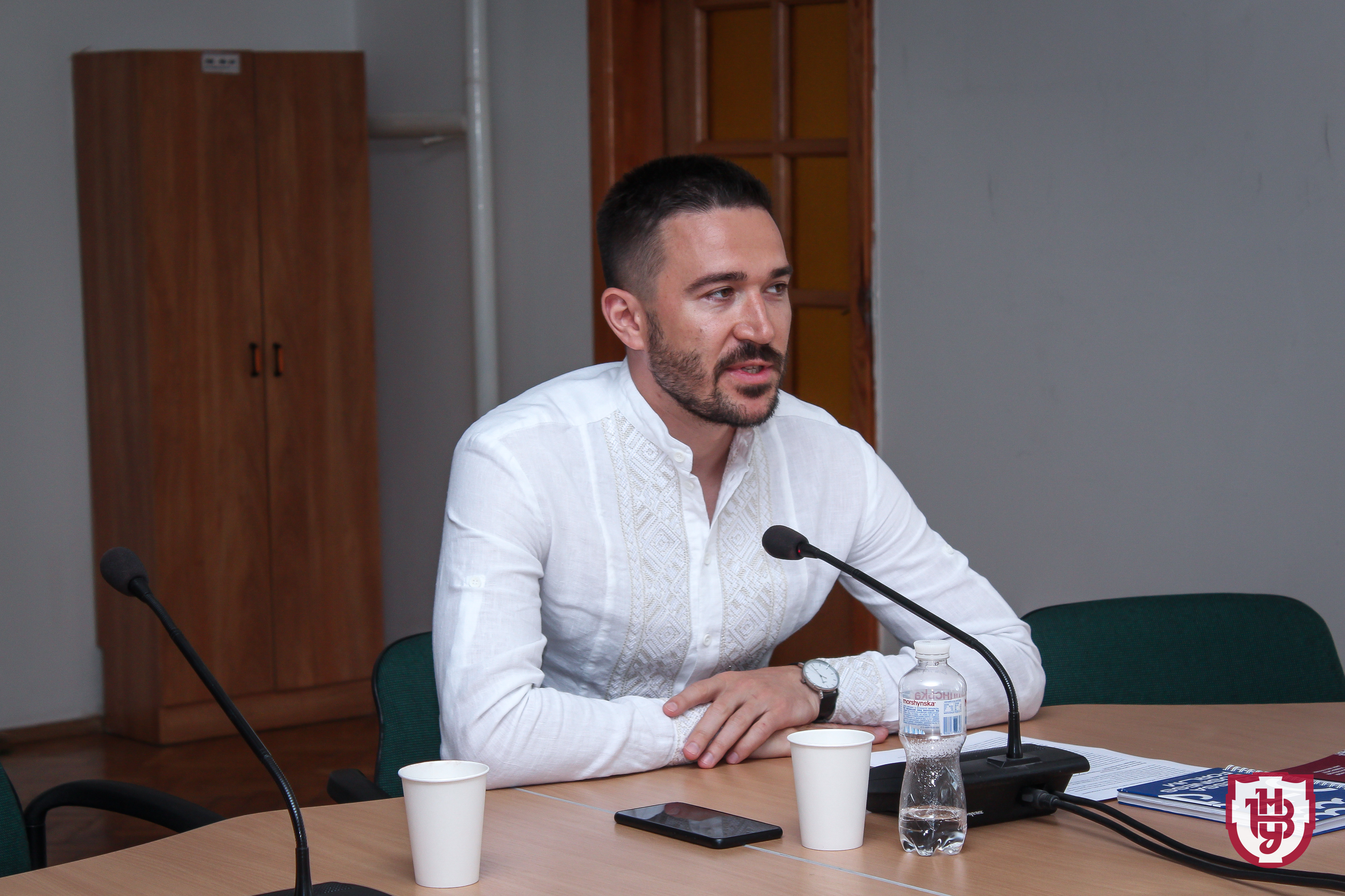 круглий стіл