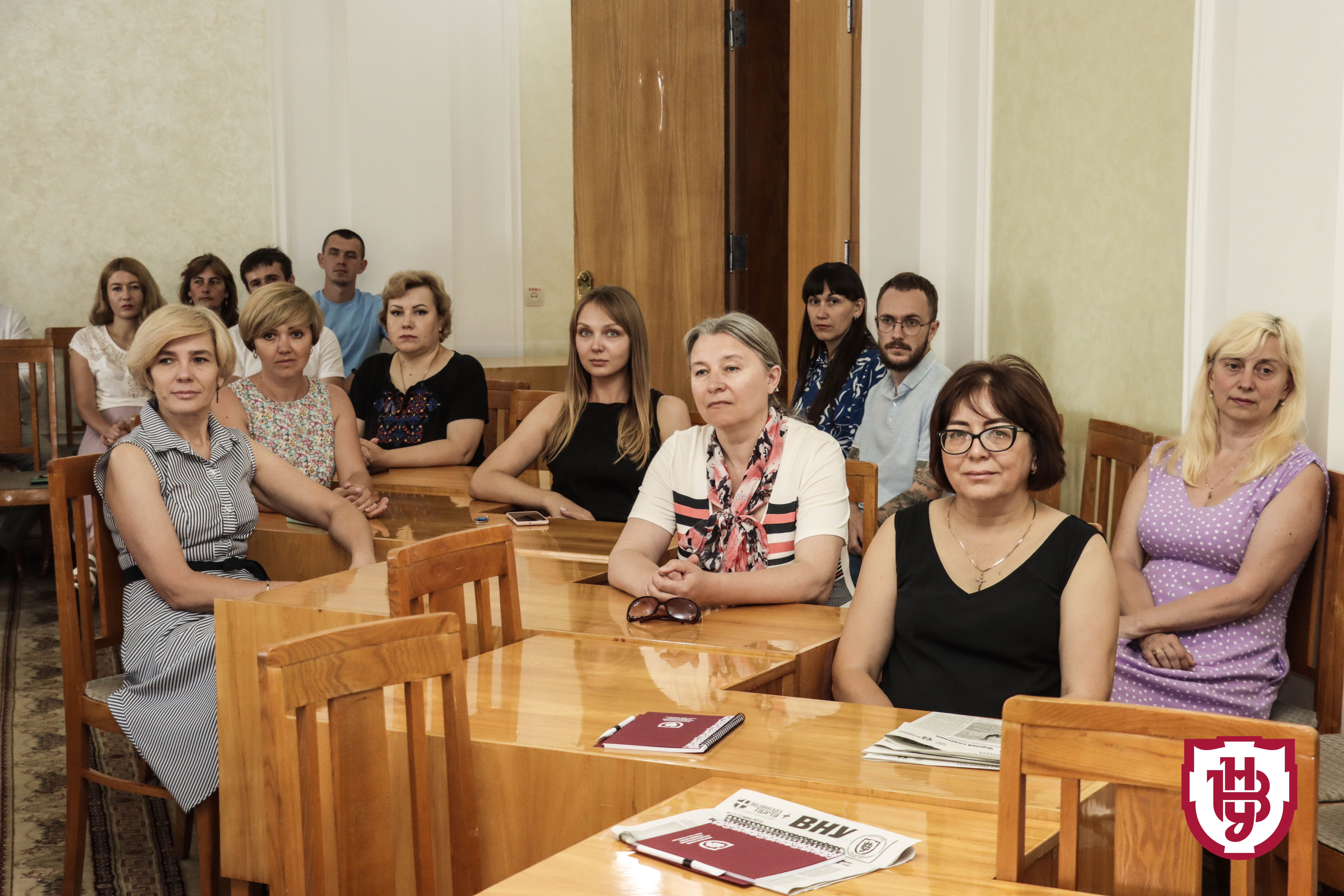 круглий стіл