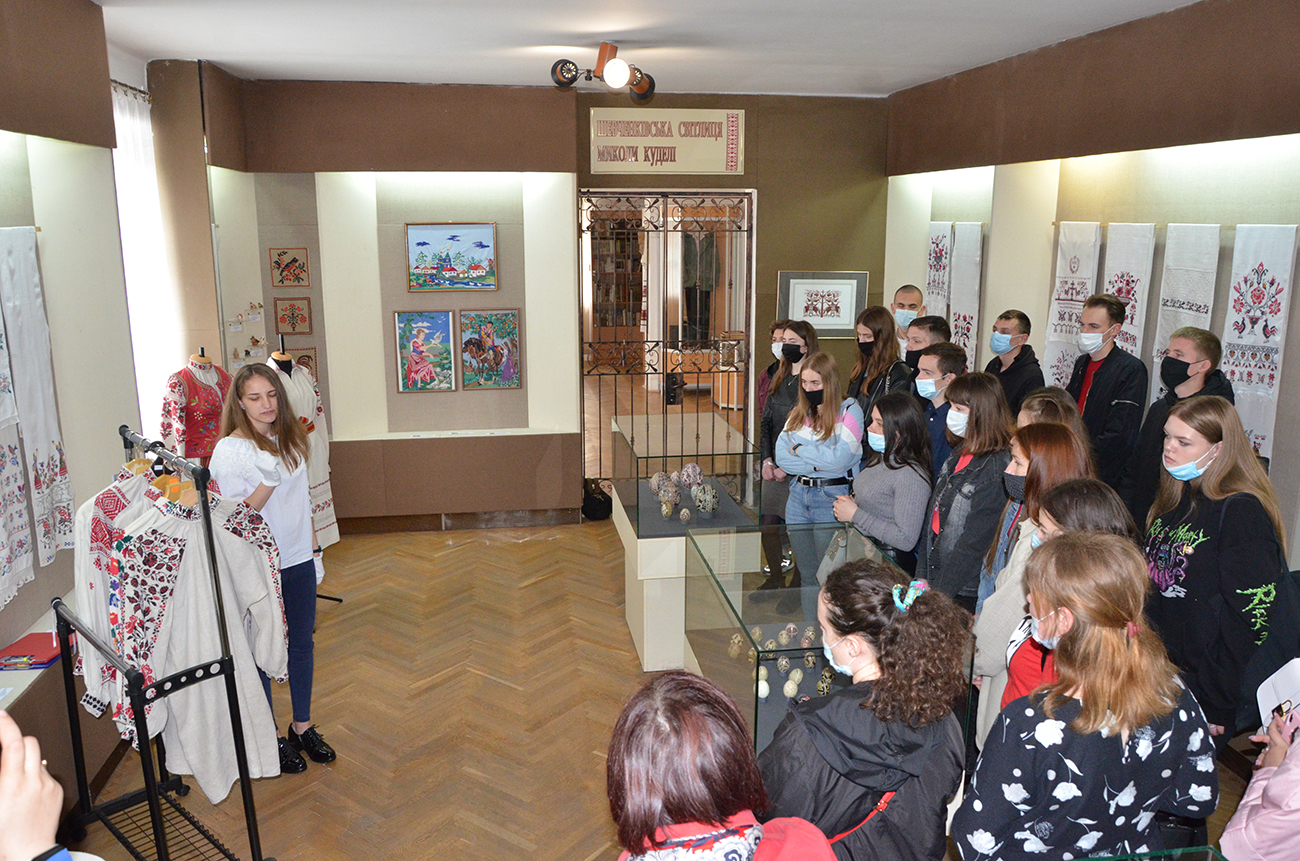 У Волинському краєзнавчому музеї студенти спеціальності 027 «Музеєзнавство, пам’яткознавство» провели навчальну квест-екскурсію «Вишиванка: традиція чи модний тренд?»