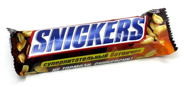 Шоколадный батончик "Snickers"