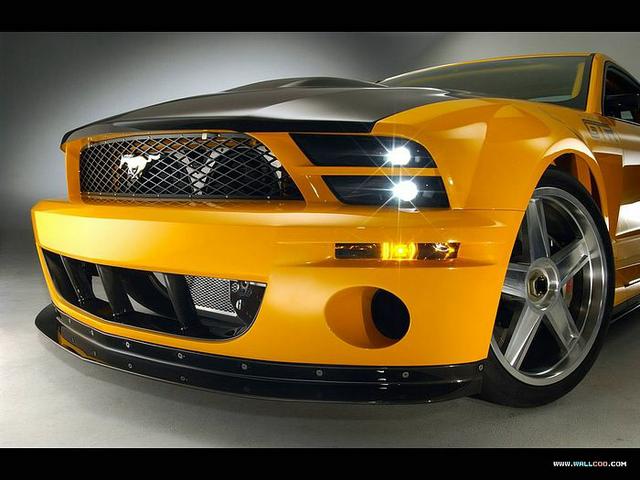 Автомобиль Ford Mustang