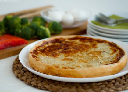 Киш с красной рыбой, брокколи и творогом