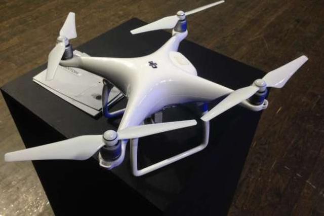 Квадрокоптер DJI Phantom 4