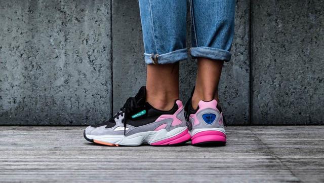 Кроссовки Adidas Женские кроссовки Adidas Falcon W