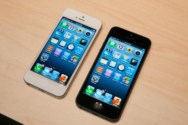 Отличный телефон, но черный Iphone 5 быстро царапается.